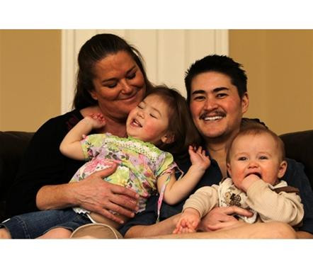 Người đàn ông mang bầu” Beatie (phải) hạnh phúc bên vợ con. Ảnh: Momlogic