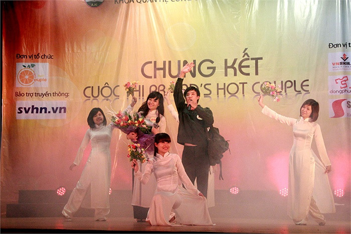 Các cặp đôi dự thi không nhất thiết phải là đôi nam nữ; hay cùng tuổi