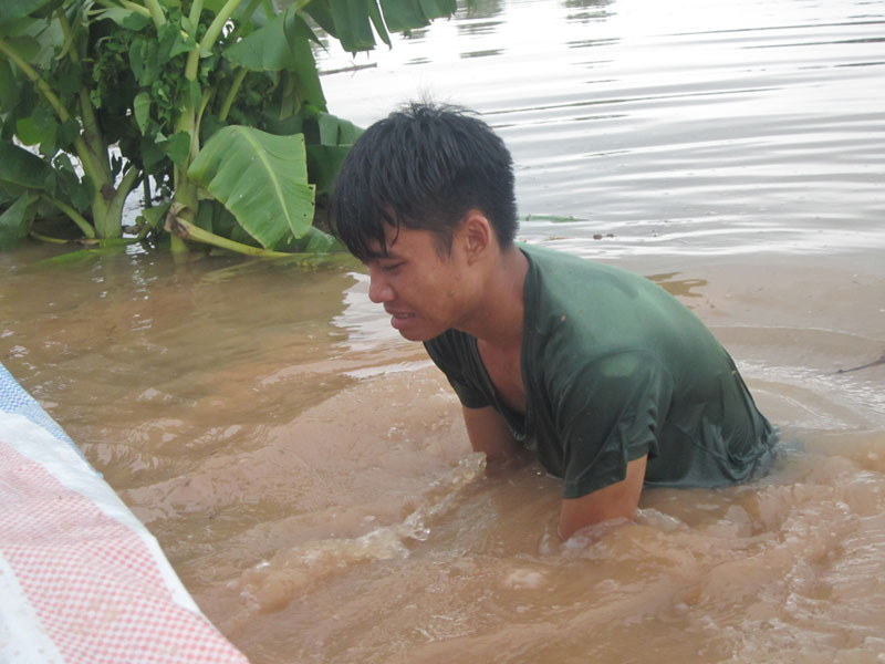 Ngâm mình từ 3h sáng để kiểm tra đê