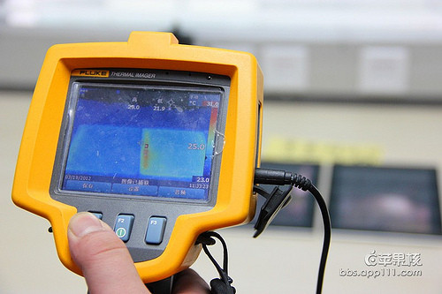 Sau 5 phút, nhiệt độ bắt đầu tăng ở bên trái của cả hai thiết bị