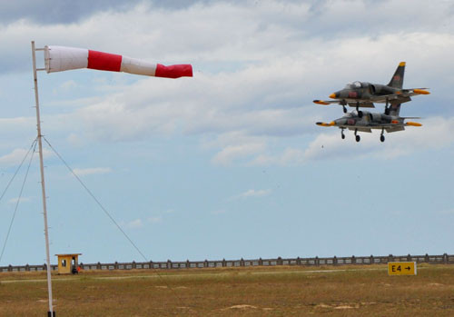 2 chiếc L39 chuẩn bị hạ cánh. Ngoài vai trò huấn luyện phi công, khi cần L39 có thể làm nhiệm vụ chiến đấu với khả năng mang 1,2 tấn vũ khí trên 4 giá treo gồm tên lửa không đối không K13, súng máy, bom và rocket