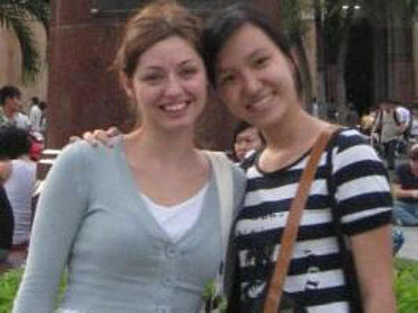 Felicia (trái) và bạn trẻ Việt