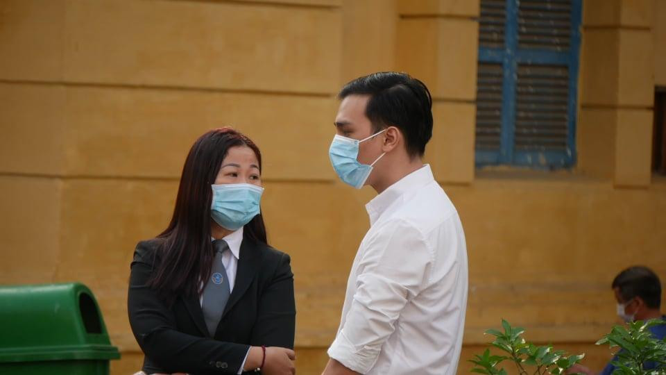 Đang tại ngoại hầu tòa, bị cáo Dương Tấn Hậu cùng luật sư có mặt tại tòa án rất sớm sáng nay.