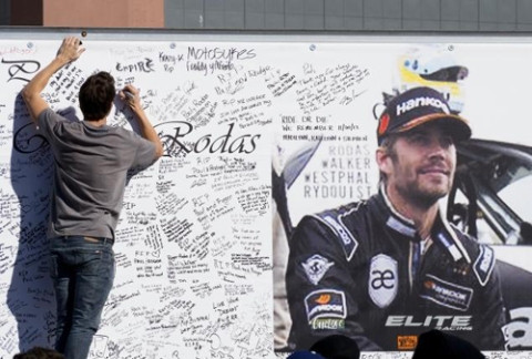 Một tấm bảng lớn được dựng lên tại nơi xảy ra tai nạn cùng với hình ảnh của Paul Walker