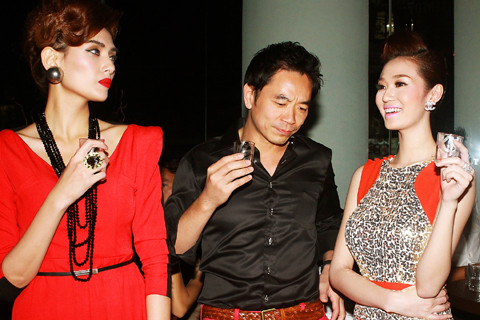 Tối qua Mai Phương Thúy vắng mặt, xuất hiện bên cạnh Benny Nguyễn là các người đẹp đình đám không kém: siêu mẫu Hoàng Yến và người đẹp Khánh My