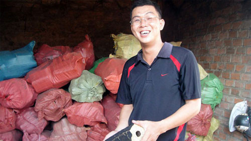 Nghị bên những bao củi trấu.. Nghị bên những bao củi trấu.