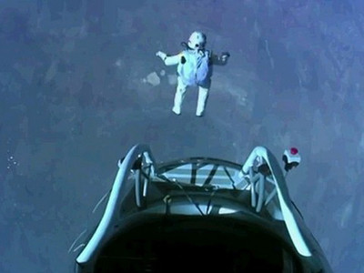 Felix Baumgartner thực hiện cú nhảy từ không gian