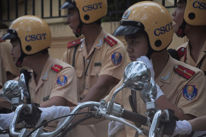 Ngoài những trang thiết bị cơ bản, phòng CSGT cũng yêu cầu các cán bộ công an giao thông mang theo đèn pin, đèn bão, ủng, áo mưa để ứng phó với trong mưa bão