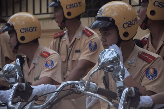 Ngoài những trang thiết bị cơ bản, phòng CSGT cũng yêu cầu các cán bộ công an giao thông mang theo đèn pin, đèn bão, ủng, áo mưa để ứng phó với trong mưa bão