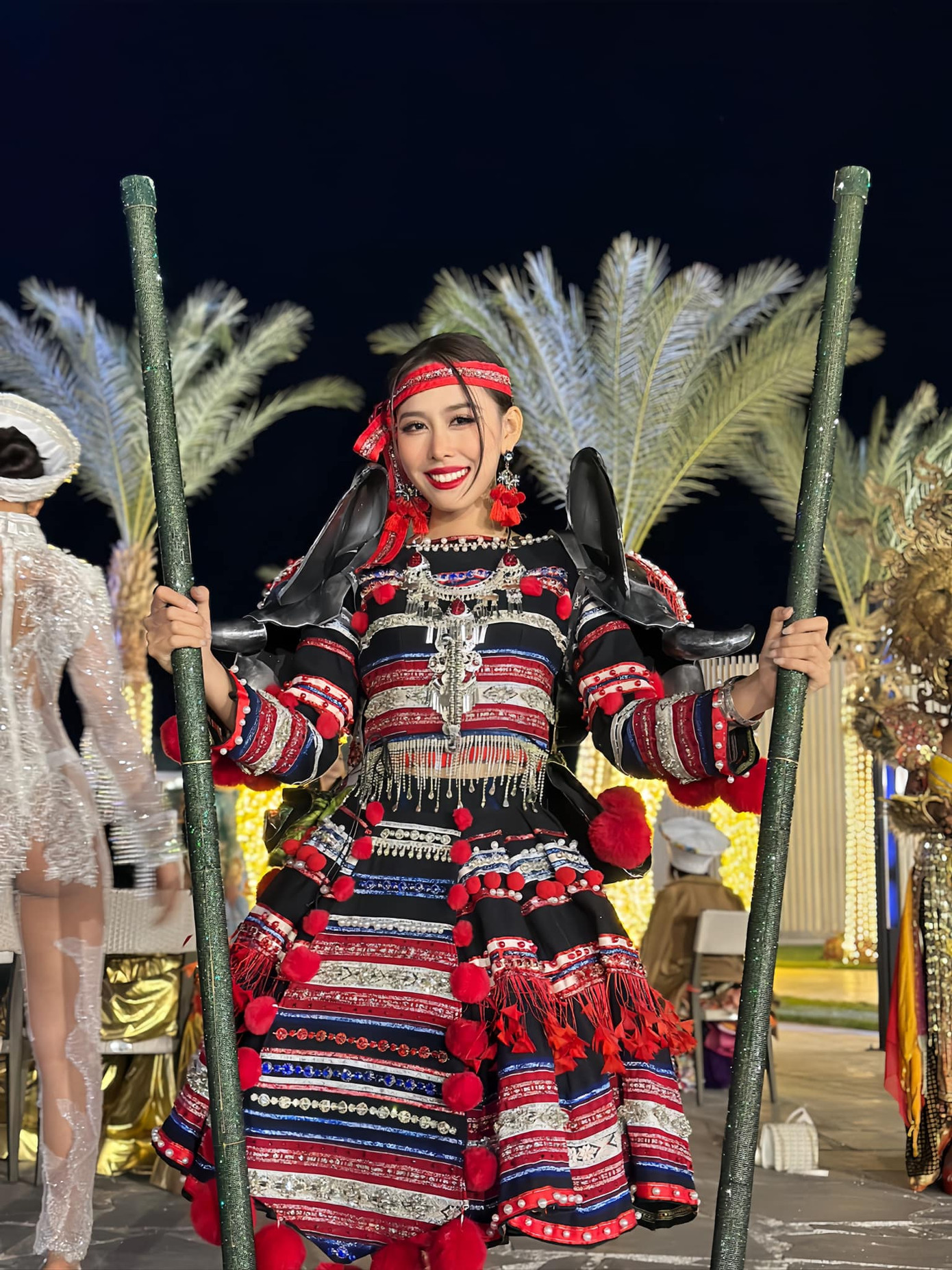 Tối 14/12, Ngọc Hằng bước vào đêm thi trang phục dân tộc. Cô trình diễn thiết kế mang tên Cà kheo. Ở cuối màn trình diễn, Ngọc Hằng gặp sự cố cà kheo bị gãy đôi. Tuy nhiên, Ngọc Hằng vẫn tươi cười và có cách xử lý khéo léo.