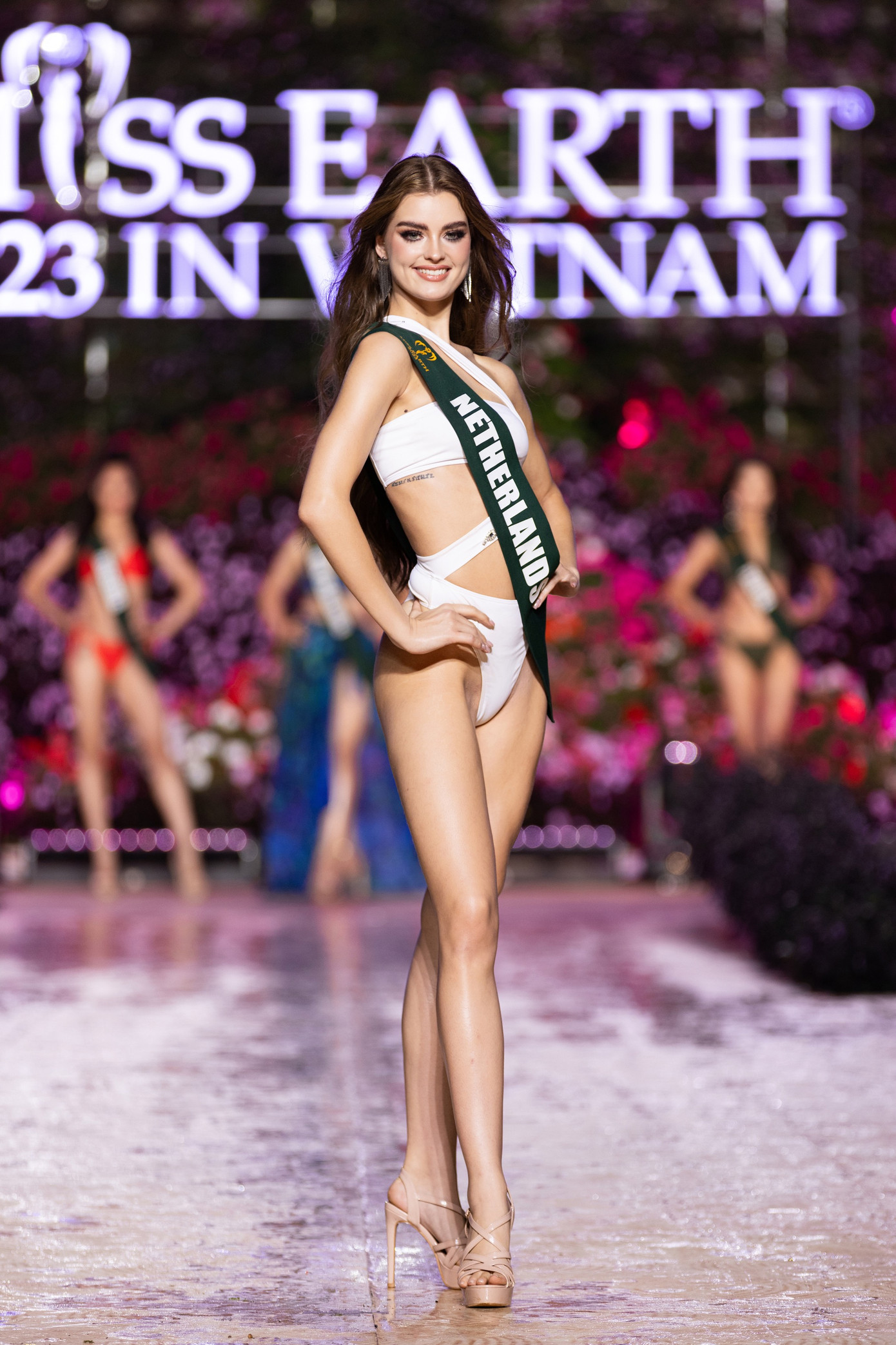 Cuộc thi Miss Earth 2023 có số lượng thí sinh khá đông. Tuy nhiên, sau đêm bán kết có thể thấy không nhiều thí sinh có hình thể đẹp, nổi bật. Một số người đẹp cũng lộ nhược điểm trong phần trình diễn áo tắm.