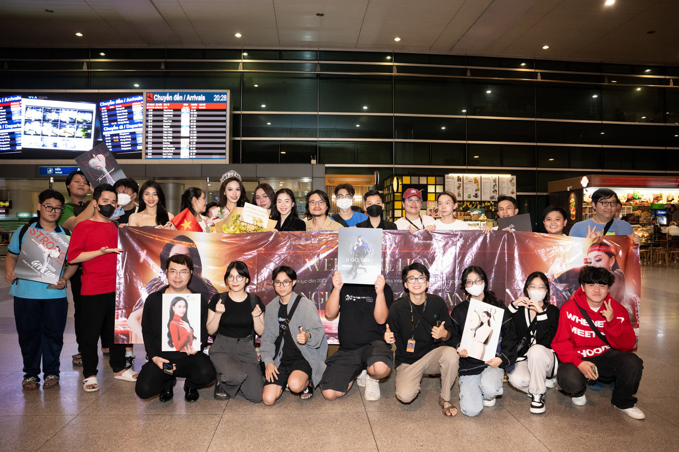 Ngọc Hằng rạng rỡ chụp ảnh lưu niệm cùng người hâm mộ ở sân bay.