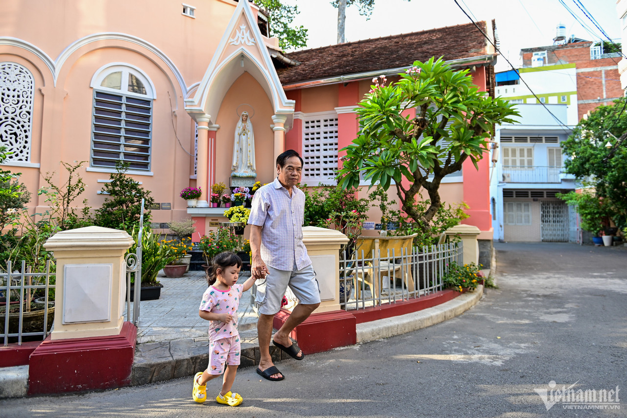 Với tổng diện tích khu đất khoảng 16.000m2 và nhiều cây xanh, nhiều người dân sinh sống quanh đây thường xuyên chạy bộ, tập thể dục buổi sáng hay thưởng thức không gian trong lành.