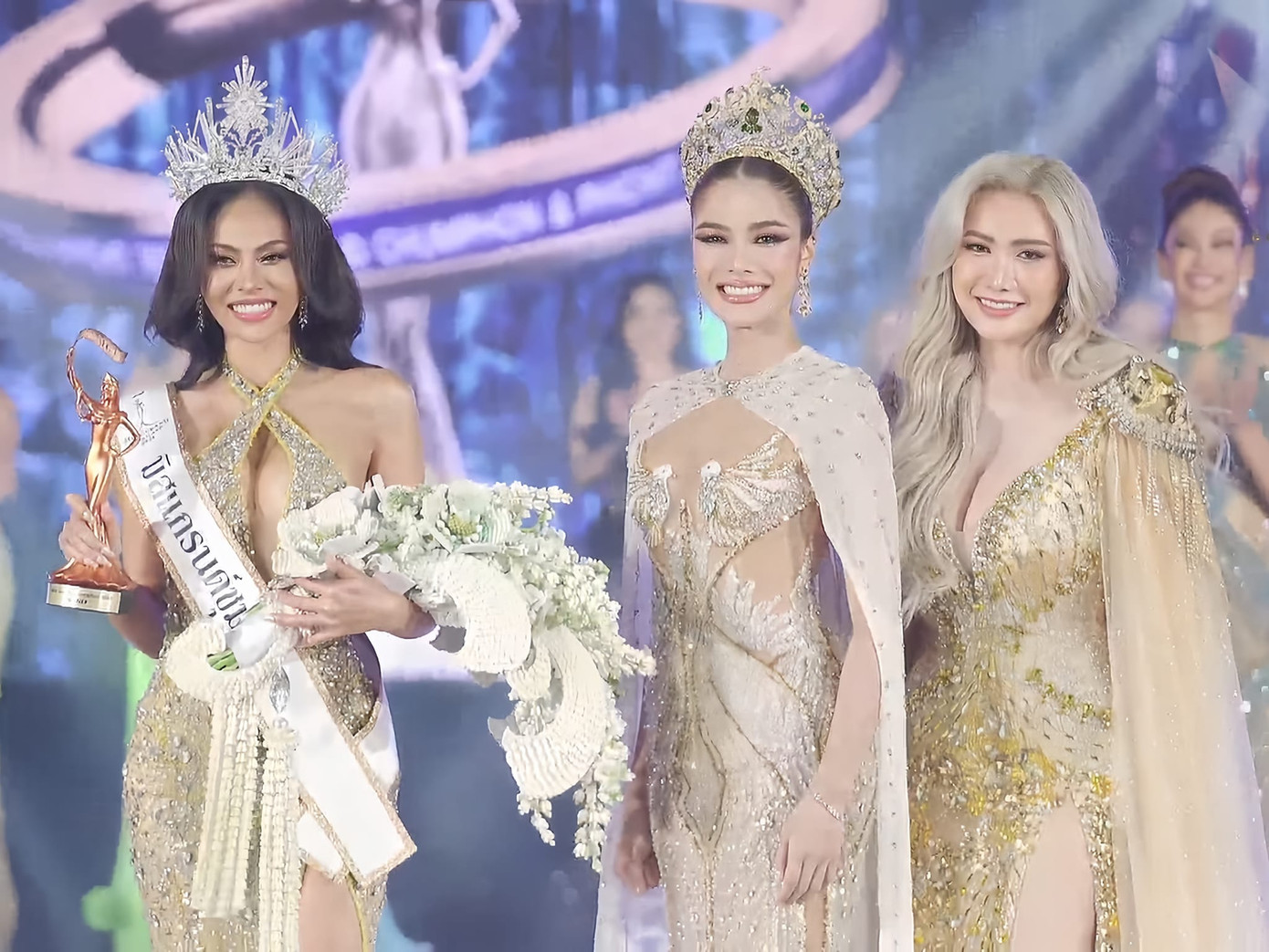 Tối 12/12 đã diễn ra chung kết Miss Grand Chumphon 2024. Chung cuộc, người đẹp Kittiyapron Mint đã đăng quang ngôi vị cao nhất. Cô được người tiền nhiệm là Thaweeporn Phingchamrat (đương kim Hoa hậu Hòa bình Thái Lan 2023, Á hậu 5 Hoa hậu Hòa bình Quốc tế 2023) trao lại vương miện.