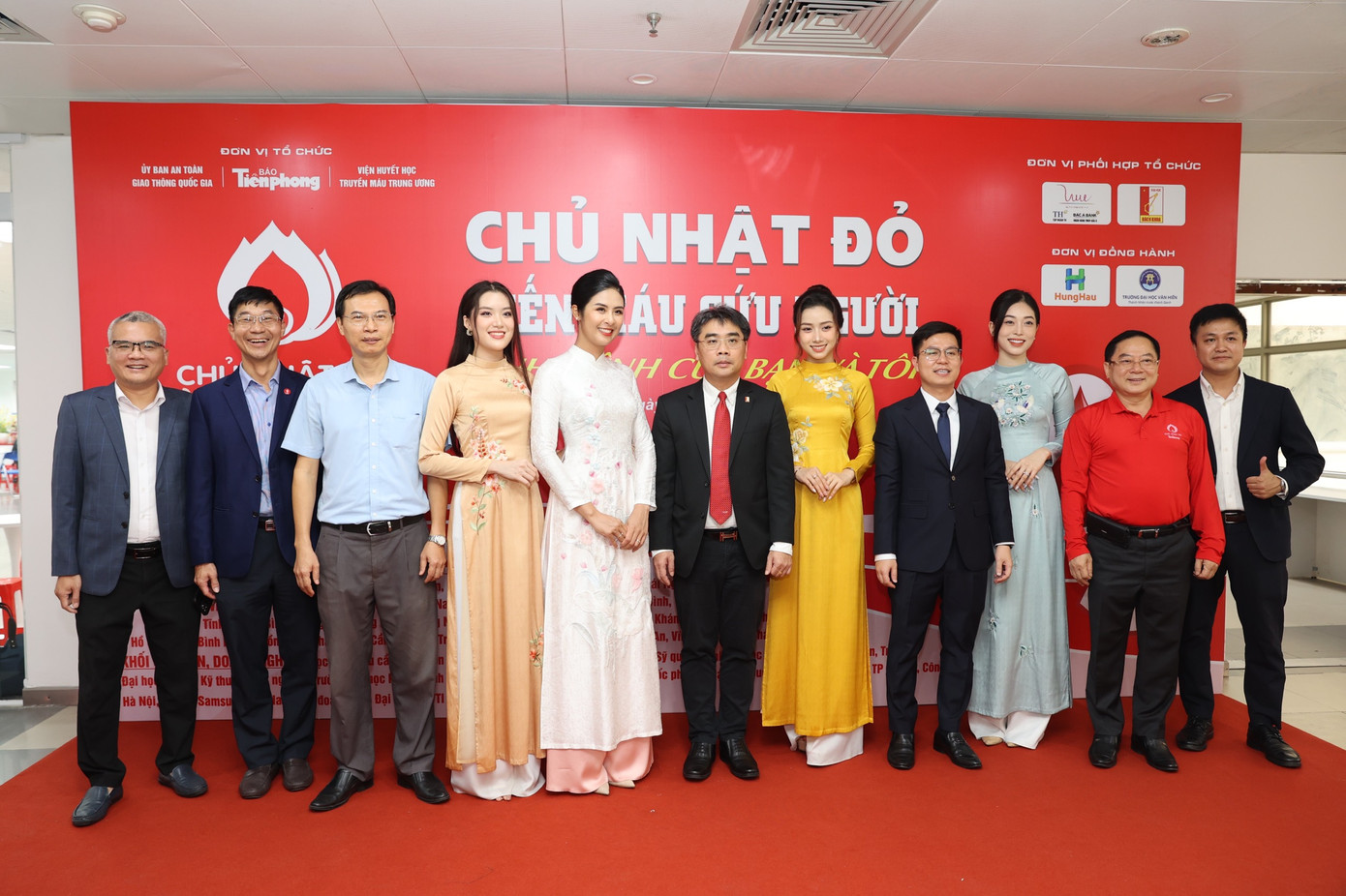 Chiều 12/12, Hoa hậu Ngọc Hân, Á hậu Phương Nga, Người đẹp Nhân ái Hoa hậu Việt Nam năm 2022 Ngọc Mai, Người đẹp Biển Hoa hậu Việt Nam năm 2022 Phan Phương Oanh tham dự họp báo Chủ Nhật Đỏ lần thứ XVI - năm 2024, được tổ chức ở Hà Nội.