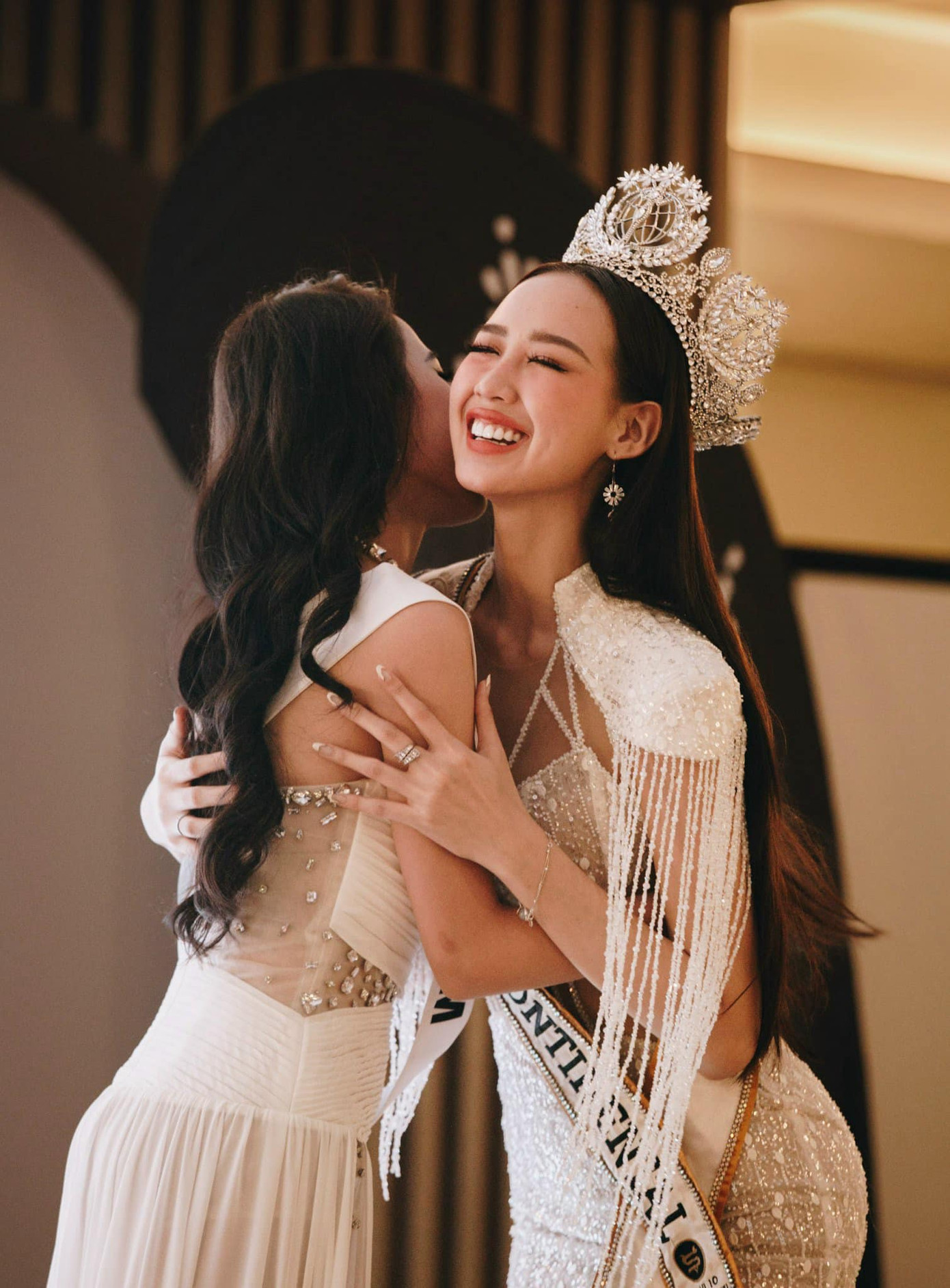 Ngày 4/12, Ngọc Hằng và các thí sinh tham dự lễ trao sash tại Hoa hậu Liên lục địa 2023. Cô được Hoa hậu Bảo Ngọc trao sash Việt Nam. Hai người đẹp cùng diện váy trắng cut-out quyến rũ.