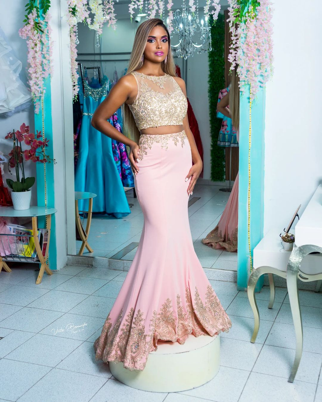 Bên cạnh đó, gu thời trang của Yanelys cũng không nhận được sự đánh giá cao từ công chúng. Cô bị nhận xét ăn mặc sến sẩm, quê mùa.