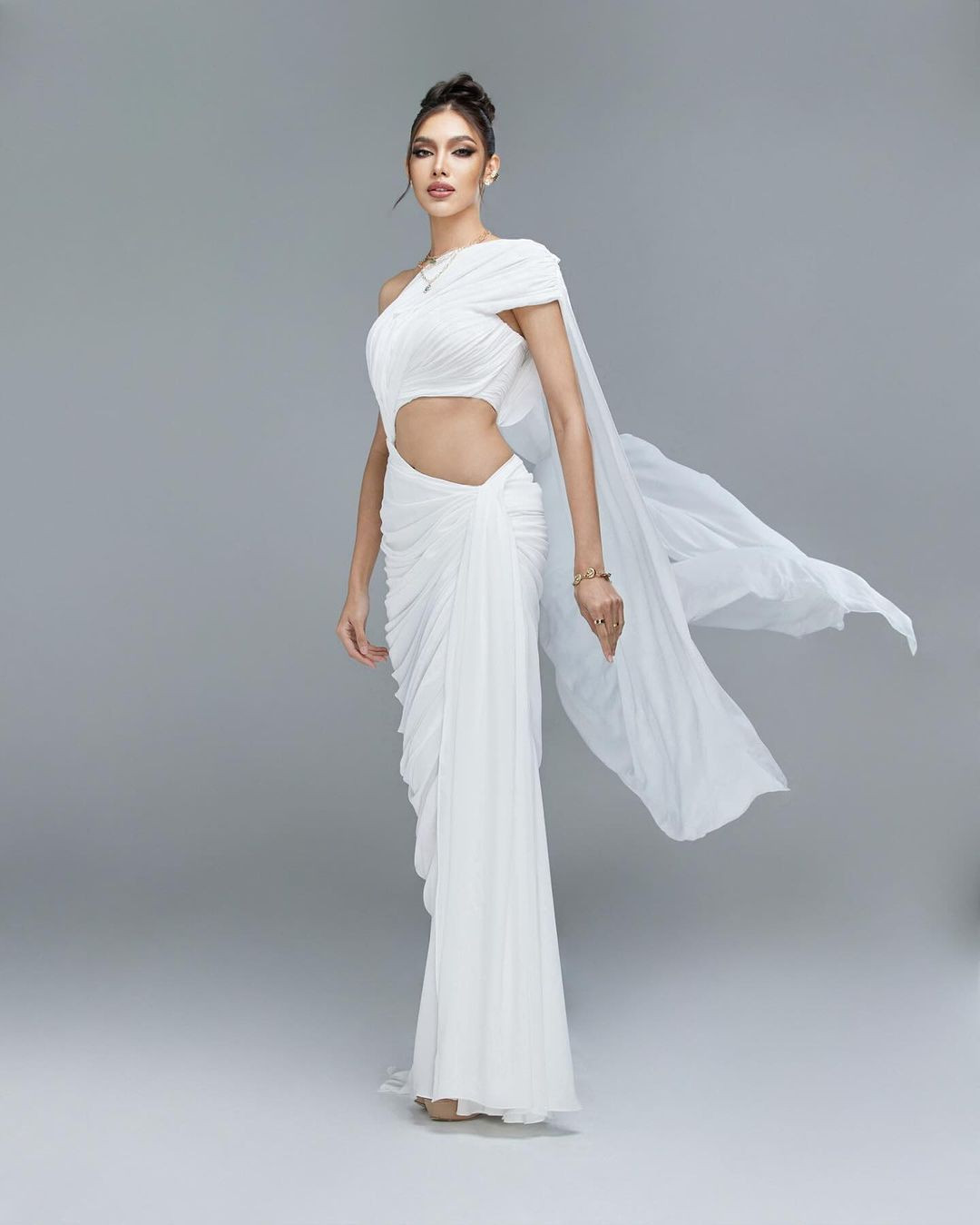 Cô cũng được đánh giá là người đẹp có nhiều kinh nghiệm thi sắc đẹp. Chatnalin Chotjirawarachat từng giành ngôi Á hậu 1 tại cuộc thi Hoa hậu Hòa bình Thái Lan 2017.