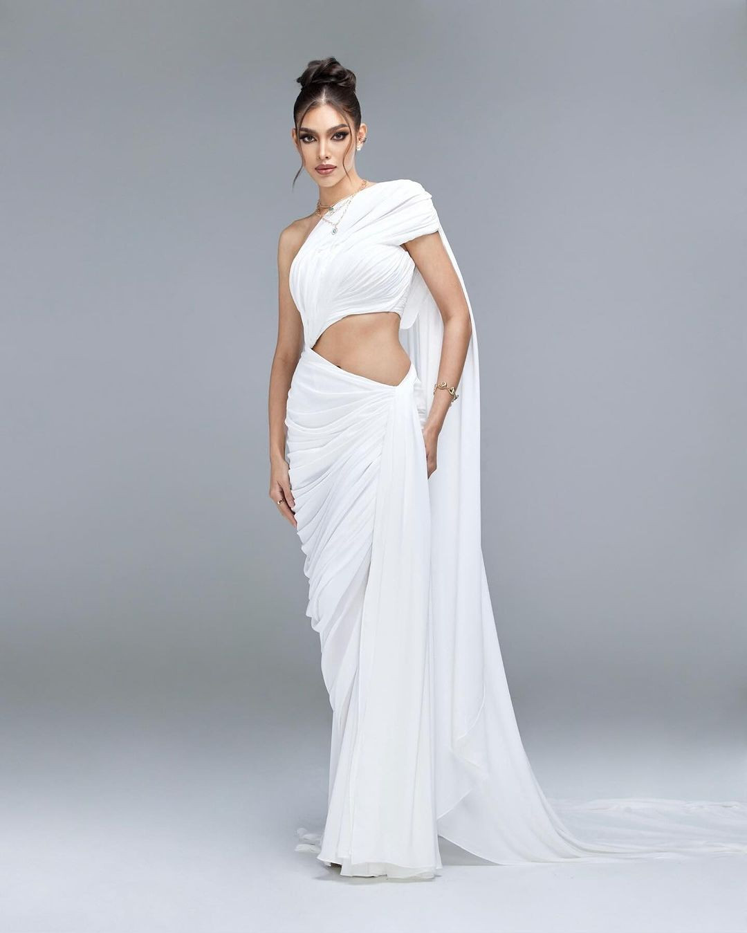 Cô cũng được đánh giá là người đẹp có nhiều kinh nghiệm thi sắc đẹp. Chatnalin Chotjirawarachat từng giành ngôi Á hậu 1 tại cuộc thi Hoa hậu Hòa bình Thái Lan 2017.