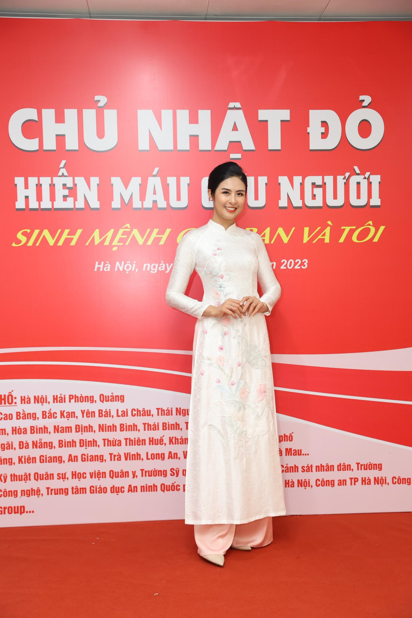 Hoa hậu Ngọc Hân mặc áo dài trắng thanh lịch. Nhiều năm qua, Hoa hậu Việt Nam năm 2010 thường xuyên đồng hành cùng các sự kiện từ thiện, xã hội do báo Tiền Phong tổ chức. Cô cũng là một trong những người đẹp tích cực tham gia các hoạt động hiến máu.