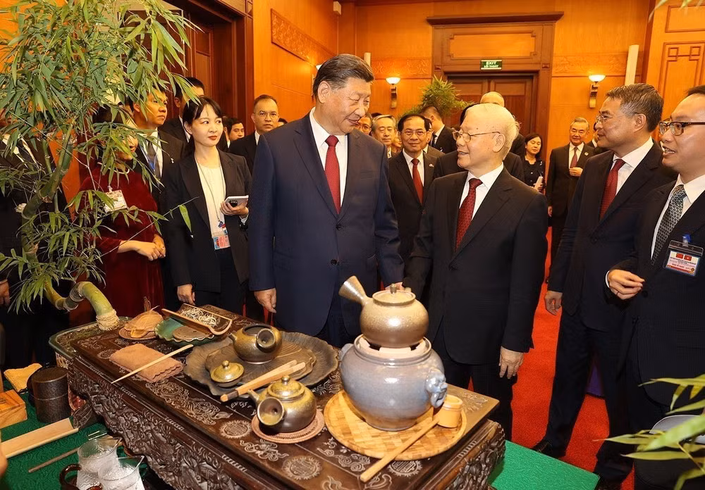Tổng Bí thư Nguyễn Phú Trọng và Tổng Bí thư, Chủ tịch nước Trung Quốc Tập Cận Bình nghe giới thiệu về trà. (Ảnh: Trí Dũng/TTXVN)