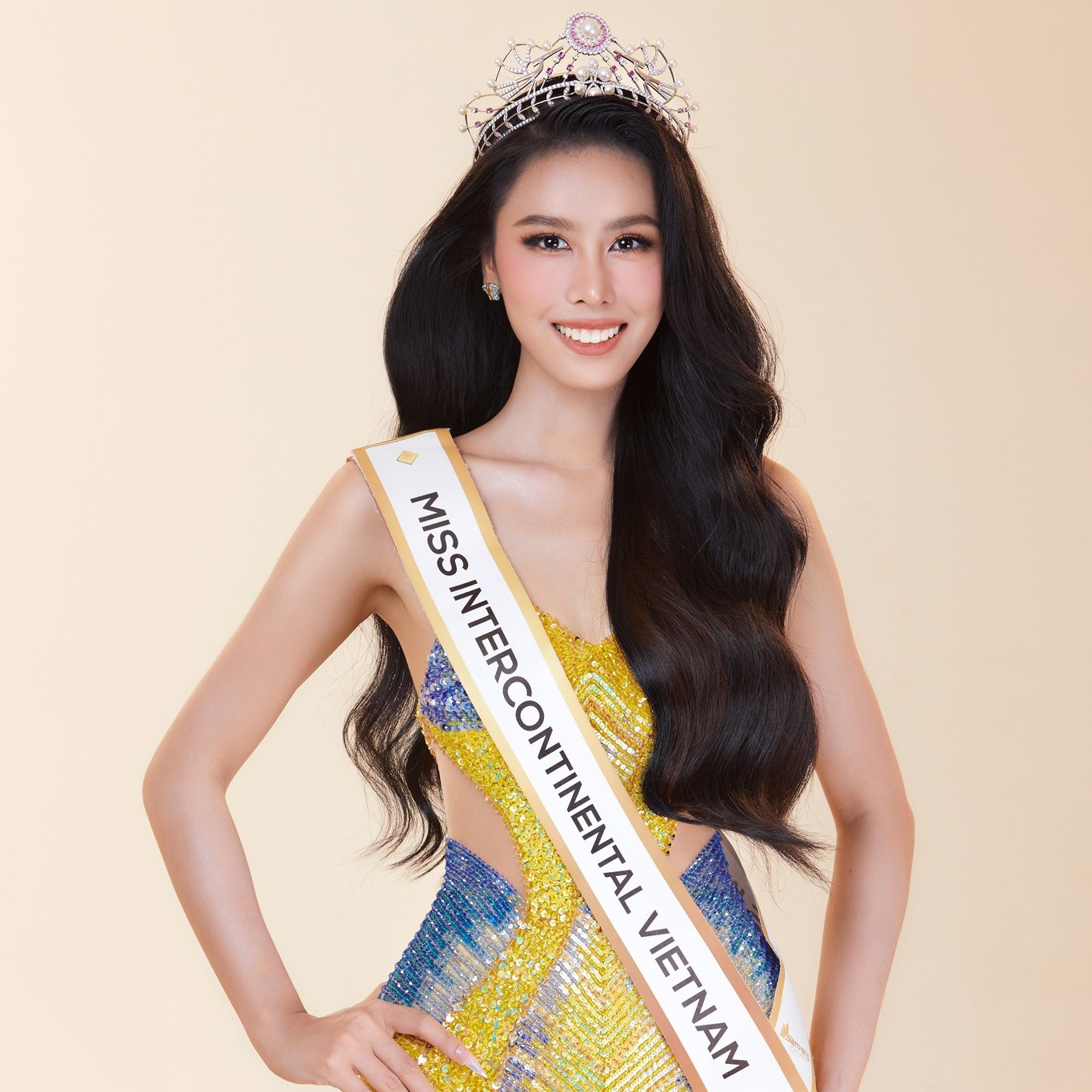 Ngày 15/8, bà Phạm Kim Dung - Chủ tịch Miss Intercontinental Vietnam đăng tải bài viết xác nhận Á hậu Ngọc Hằng trở thành đại diện Việt Nam tại cuộc thi Hoa hậu Liên lục địa 2023. Người đẹp nhận được sự ủng hộ từ khán giả.