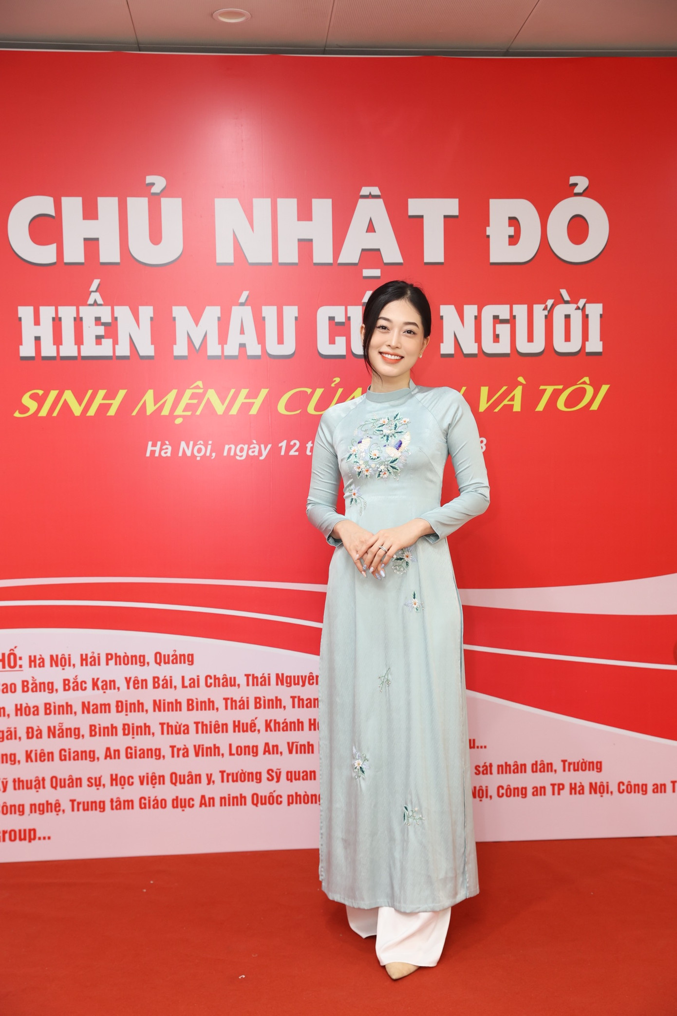 Á hậu Phương Nga mặc áo dài xanh nền nã.