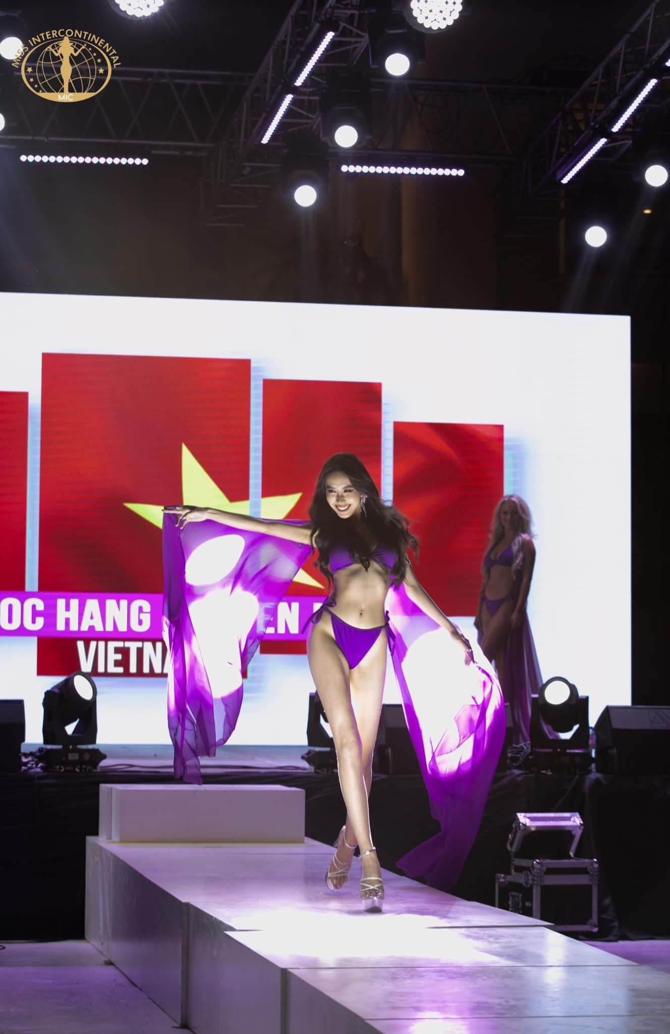 Ngày 8/12, Á hậu Ngọc Hằng cùng các thí sinh đã tham gia phần thi trình diễn trang phục áo tắm. Kỹ năng catwalk của cô trong phần thi bikini cũng được đánh giá cao. Ngọc Hằng có những sải bước tự tin, mạnh mẽ. Những cú xoay người, tung tà của Ngọc Hằng cũng được nhận xét chuyên nghiệp, đẹp mắt.