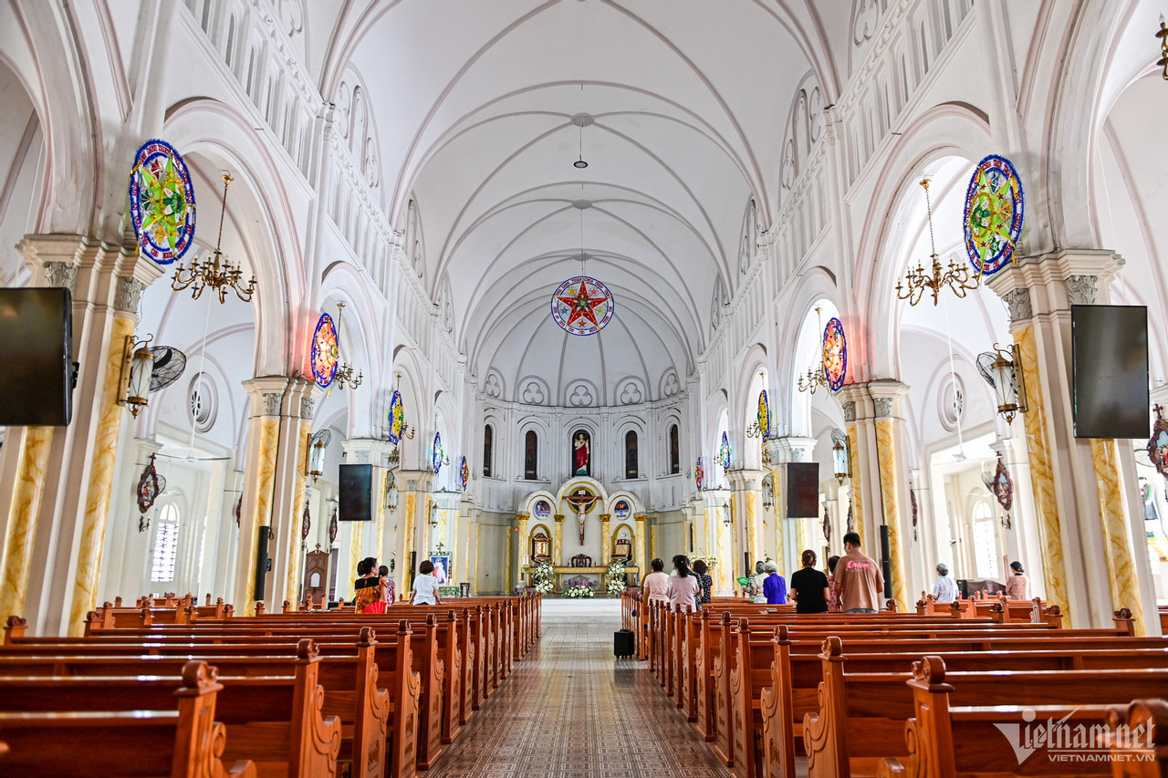 Bên trong thánh đường rộng, sơn màu vàng nhạt với các mái vòm cong, những cột đá thẳng tắp, có thể chứa được 1.500 giáo dân ngồi dự lễ.