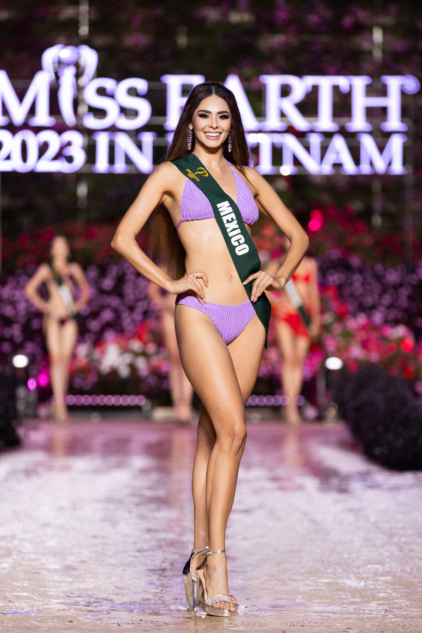 Cuộc thi Miss Earth 2023 có số lượng thí sinh khá đông. Tuy nhiên, sau đêm bán kết có thể thấy không nhiều thí sinh có hình thể đẹp, nổi bật. Một số người đẹp cũng lộ nhược điểm trong phần trình diễn áo tắm.