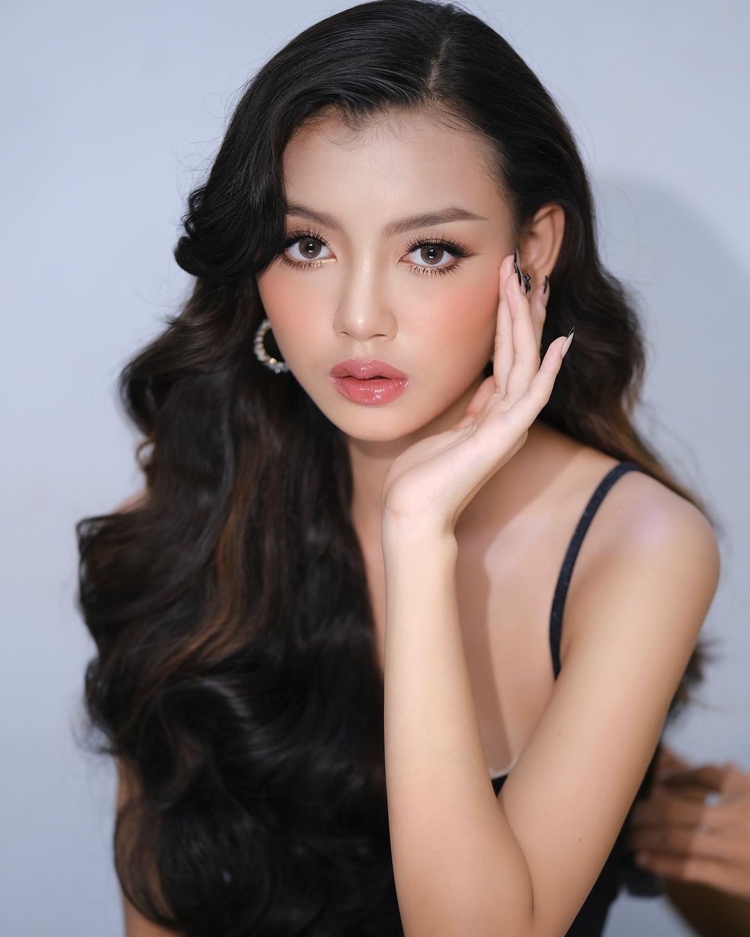 Dù nhỏ tuổi và chưa có nhiều kinh nghiệm tham gia các cuộc thi sắc đẹp nhưng Thae Su Nyein sẽ còn khoảng một năm để trau dồi cho cuộc thi Miss Grand International 2024.