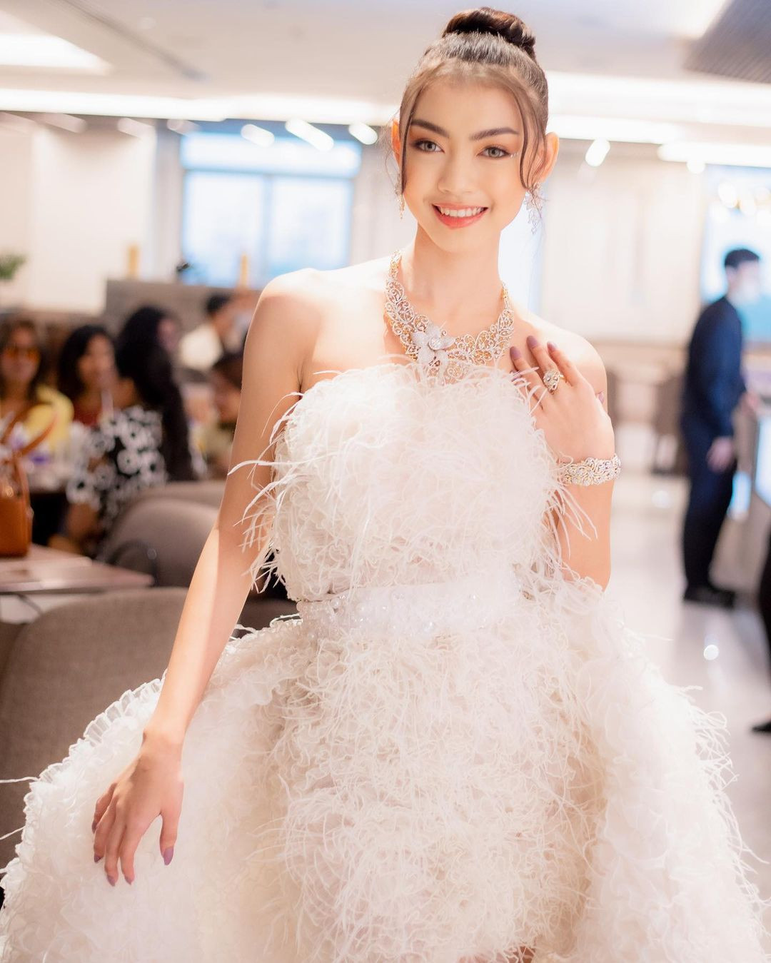 Cuộc thi Hoa hậu Hòa bình Myanmar 2024 có sự tham dự của khoảng 20 thí sinh đại diện cho các tỉnh, thành. Sắc vóc các thí sinh năm nay được nhận xét đồng đều nhưng không có gương mặt nổi trội. Hầu hết thí sinh của Hoa hậu Hòa bình Myanmar đều là những gương mặt mới mẻ với cuộc thi nhan sắc.