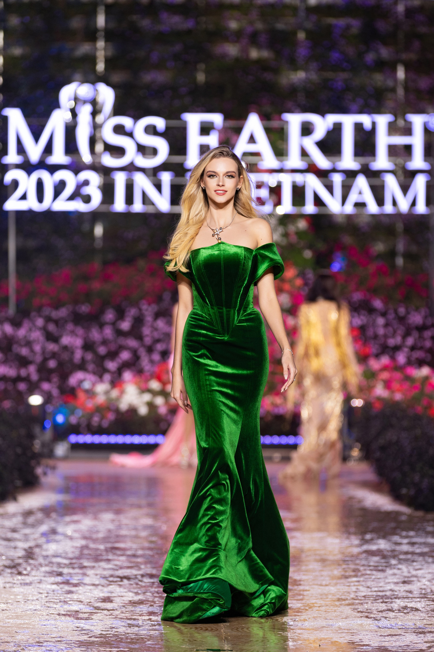 Sân khấu đêm bán kết Hoa hậu Trái Đất 2023 được nhận xét lộng lẫy, chuyên nghiệp. Tuy nhiên, qua livestream có thể thấy đêm diễn thưa vắng khán giả. Chung kết Hoa hậu Trái Đất 2023 diễn ra ngày 22/12 tại TPHCM.