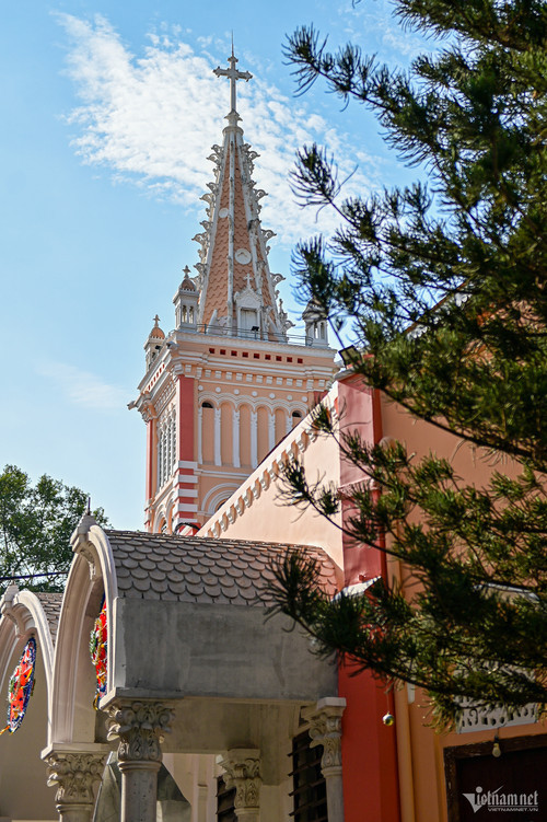 Tháp chuông đồ sộ của nhà thờ gồm có ba tầng: tầng kéo chuông, tầng để chuông và tầng mái trên cùng với tổng cổng năm quả chuông: hai quả chuông kéo trong ngày thường, hai quả chuông dùng cho các dịp lễ quan trọng và một quả chuông để báo tử. Trong dịp lễ đặc biệt tất cả năm quả chuông được kéo cùng lúc. Những quả chuông được đặt đúc từ Pháp và vận chuyển về Việt Nam bằng tàu thủy.