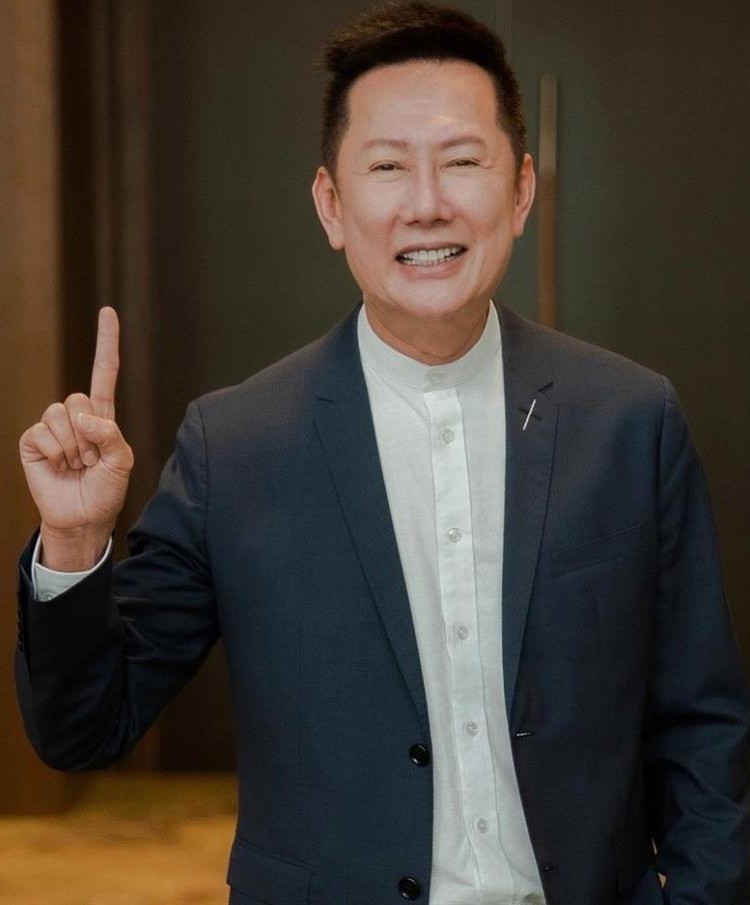 Bà Lupita Jones mua lại bản quyền Hoa hậu Hòa bình.