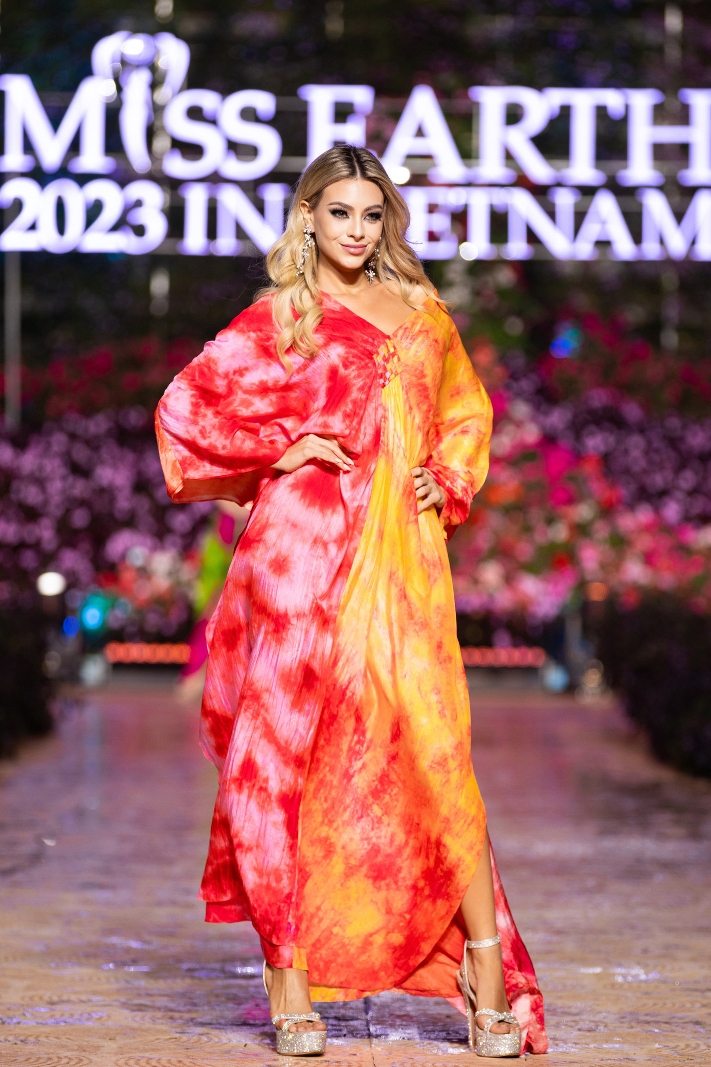 Các người đẹp trình diễn những thiết kế rực rỡ sắc màu, phù hợp với không gian của làng hoa ở Đà Lạt.