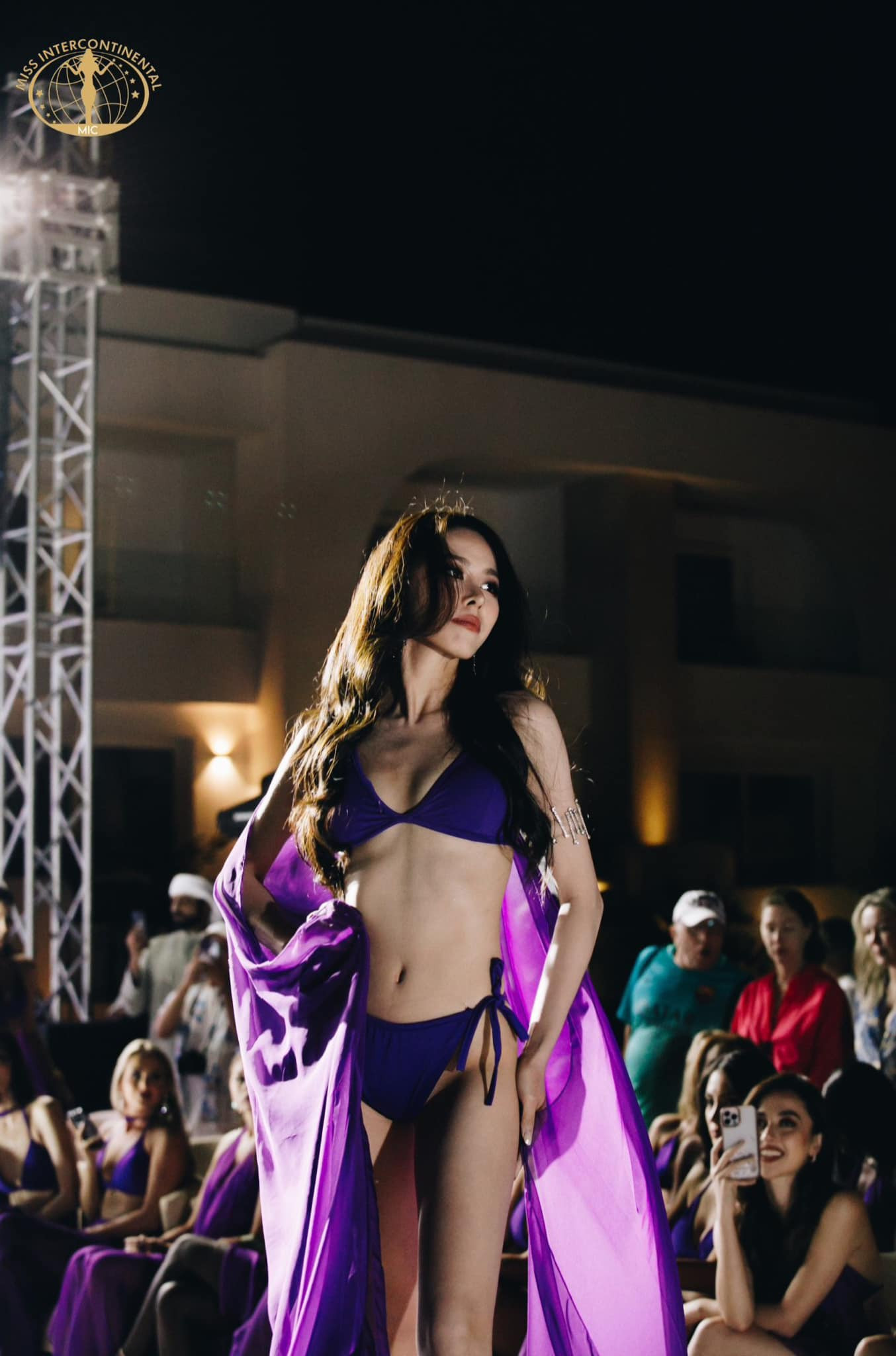 Ngày 8/12, Á hậu Ngọc Hằng cùng các thí sinh đã tham gia phần thi trình diễn trang phục áo tắm. Kỹ năng catwalk của cô trong phần thi bikini cũng được đánh giá cao. Ngọc Hằng có những sải bước tự tin, mạnh mẽ. Những cú xoay người, tung tà của Ngọc Hằng cũng được nhận xét chuyên nghiệp, đẹp mắt.