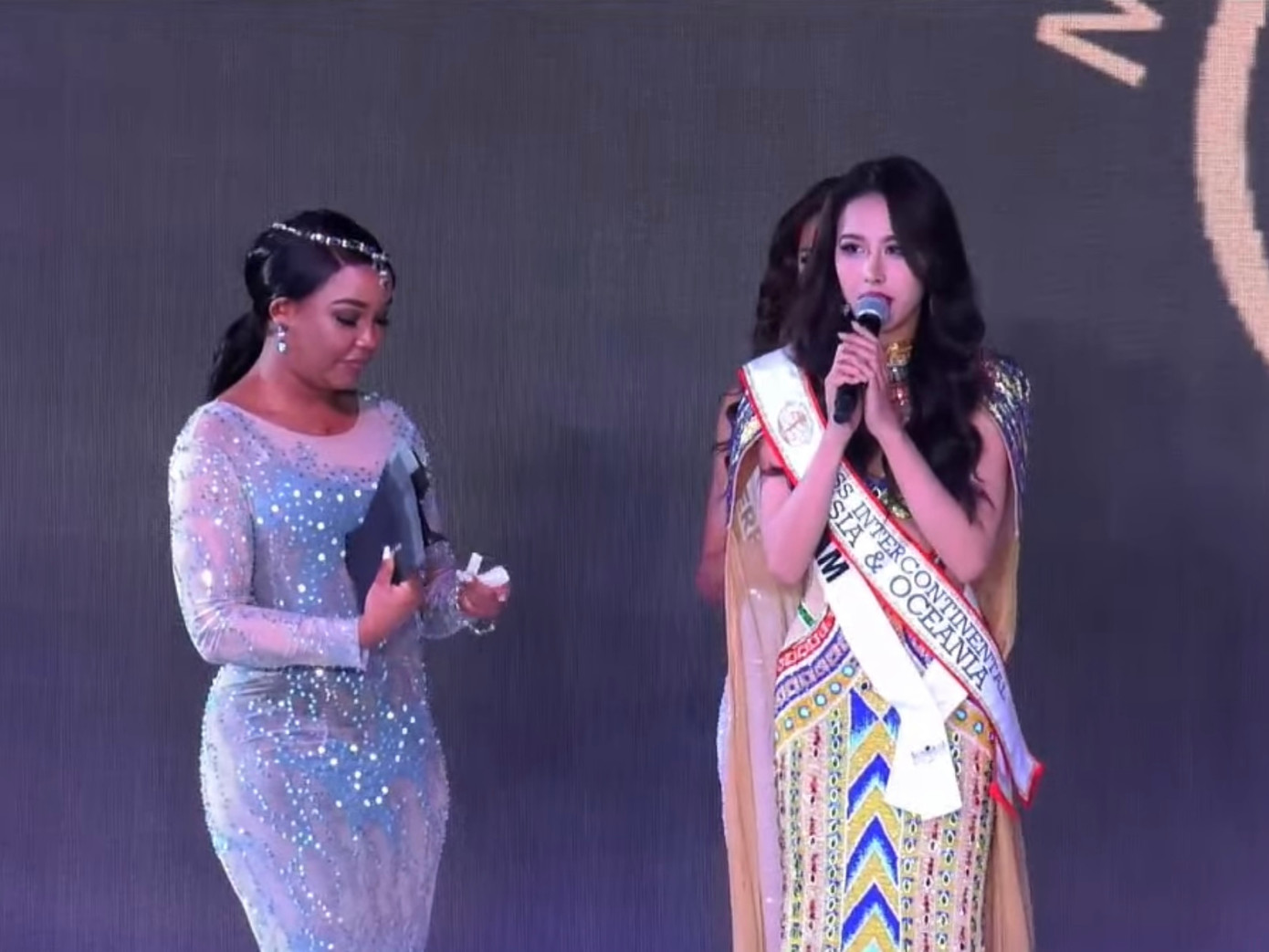 Rạng sáng 16/12 theo giờ Việt Nam, Ngọc Hằng bước vào đêm thi chung kết. Cô được xướng tên vào top 22 và sau đó là top 7, thi ứng xử. Trong phần thi ứng xử, Ngọc Hằng trả lời trôi chảy, xúc tích bằng tiếng Anh. Đại diện Việt Nam cho biết trước khi đến Ai Cập, cô nói với khán giả là muốn mang hình ảnh đẹp nhất của người phụ nữ Việt Nam, vẻ đẹp văn hóa của Việt Nam đến với bạn bè khắp các lục địa.