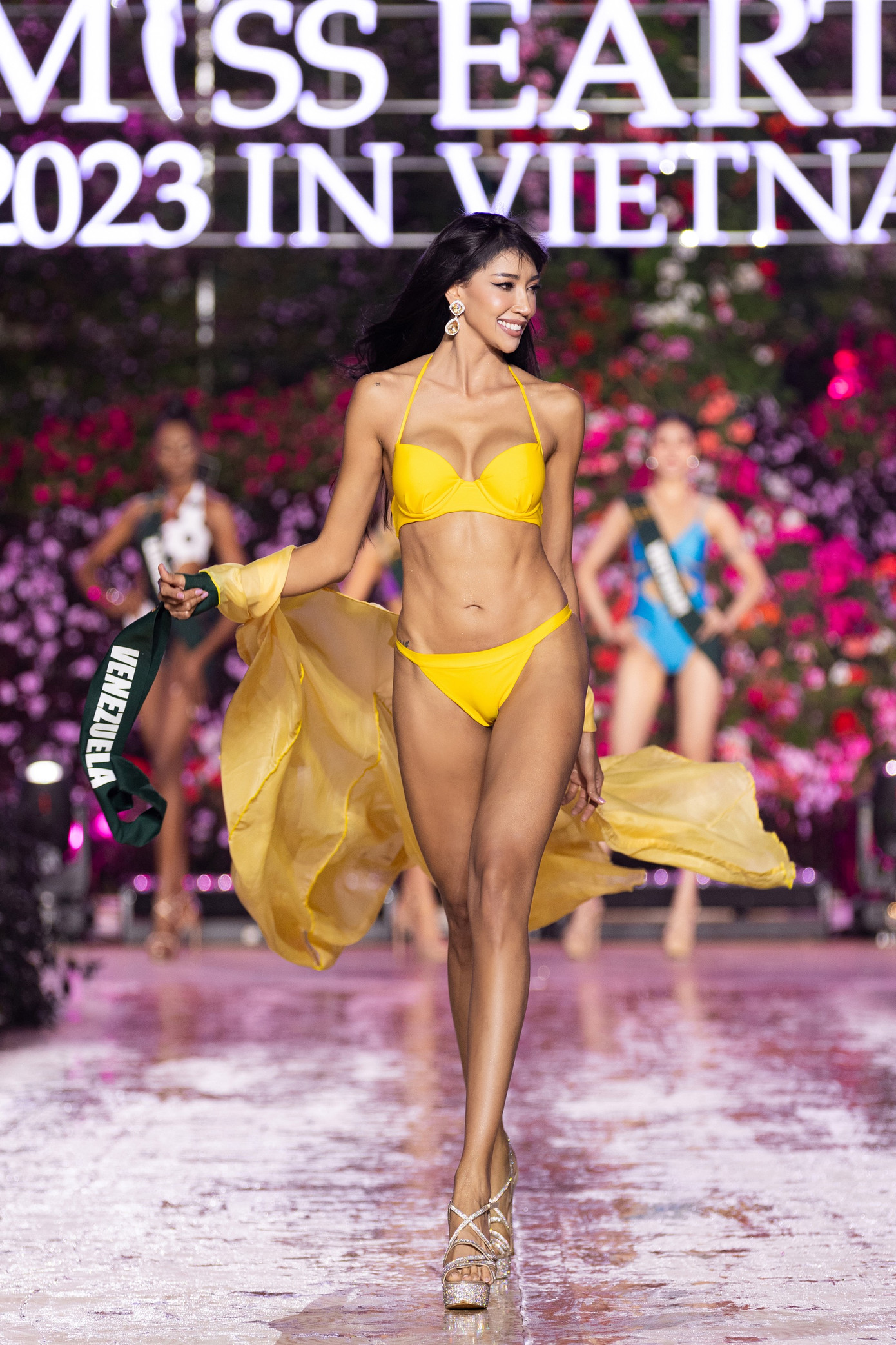 Một số người đẹp thể hiện tốt trong phần thi trang phục áo tắm gồm Venezuela, Colombia, Hà Lan, Puerto Rico, Thái Lan...