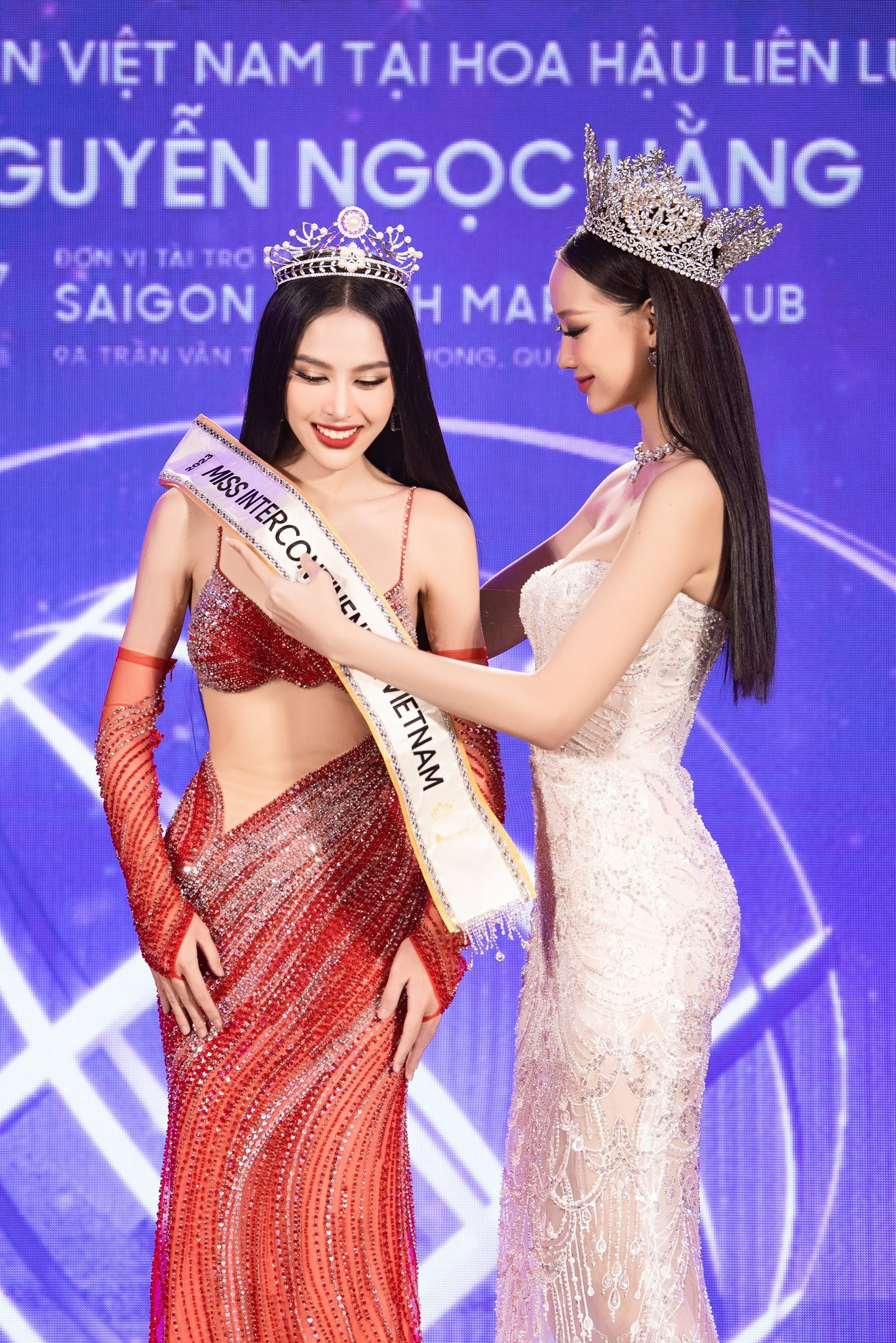 Ngày 12/9, Á hậu Ngọc Hằng nhận sash Miss Intercontinental Vietnam 2023 từ Hoa hậu Liên lục địa 2022 Lê Nguyễn Bảo Ngọc.