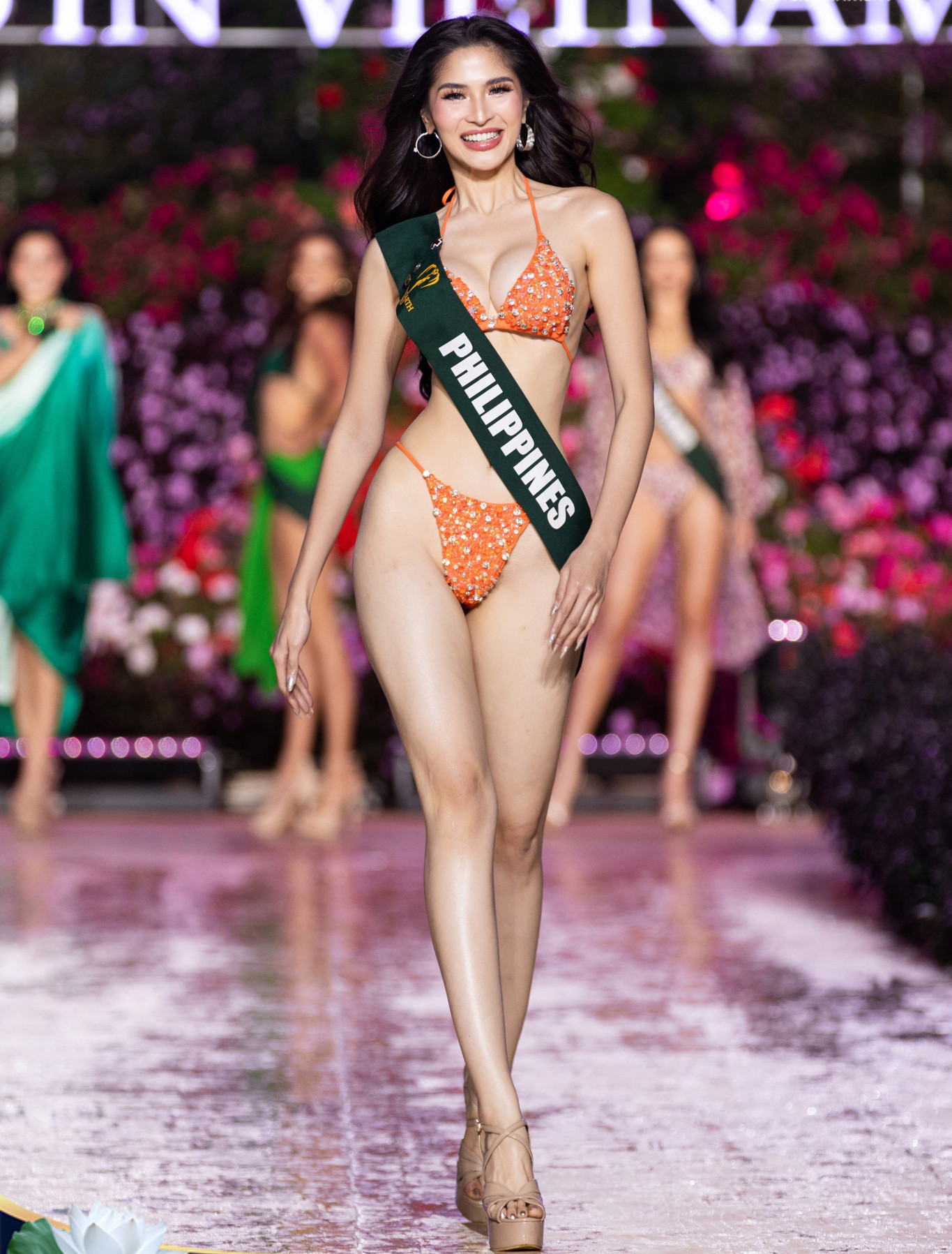 Yllana Marie Aduana là người mẫu, đóng quảng cáo, dẫn chương trình truyền hình ở Philippines. Cô có kinh nghiệm thi sắc đẹp ấn tượng, từng vào top 20 Hoa hậu Trái Đất Philippines 2021, top 12 Binibining Pilipinas 2022, đăng quang Miss Fit Philippines 2022.