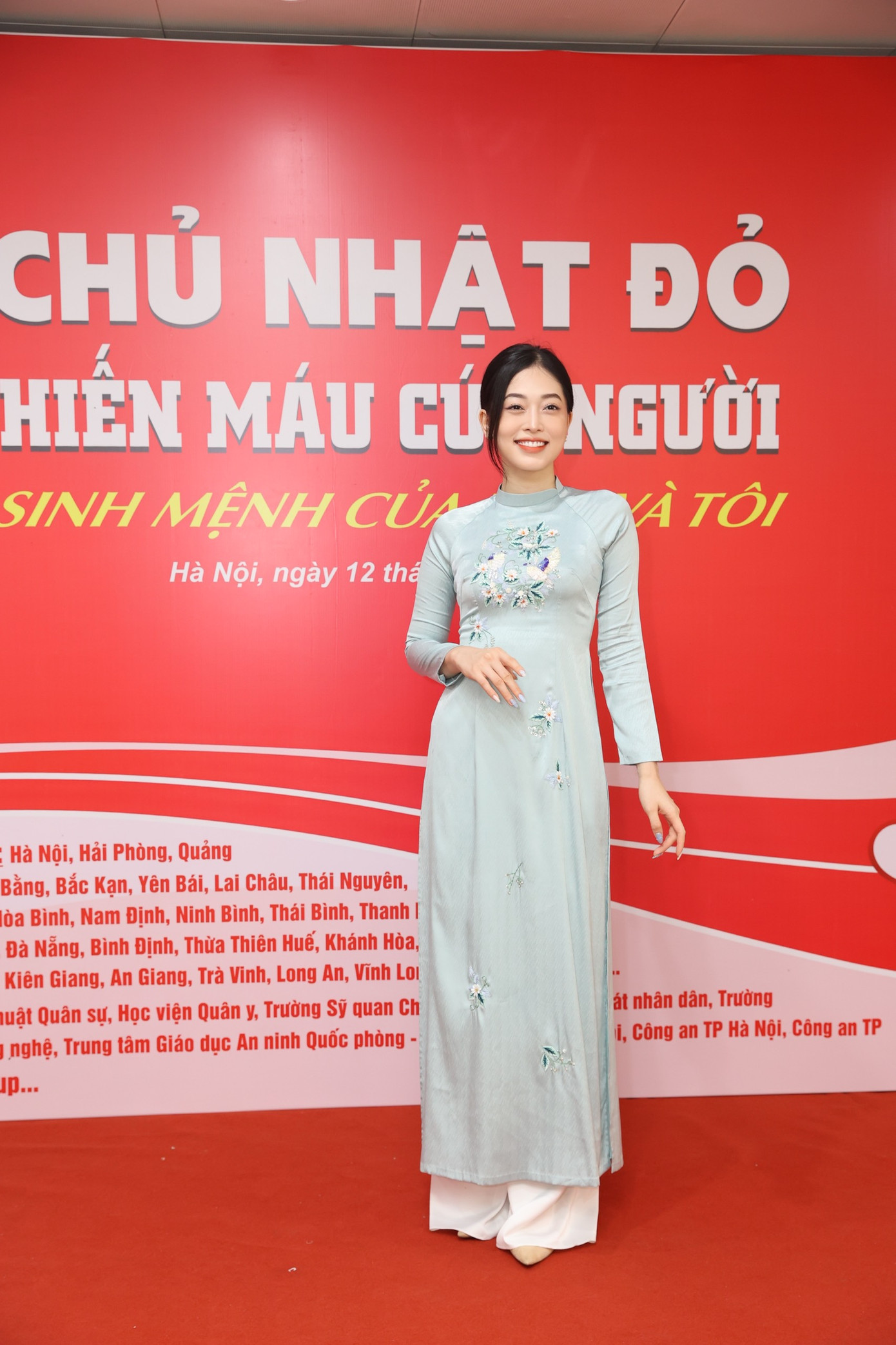 Á hậu Phương Nga mặc áo dài xanh nền nã.