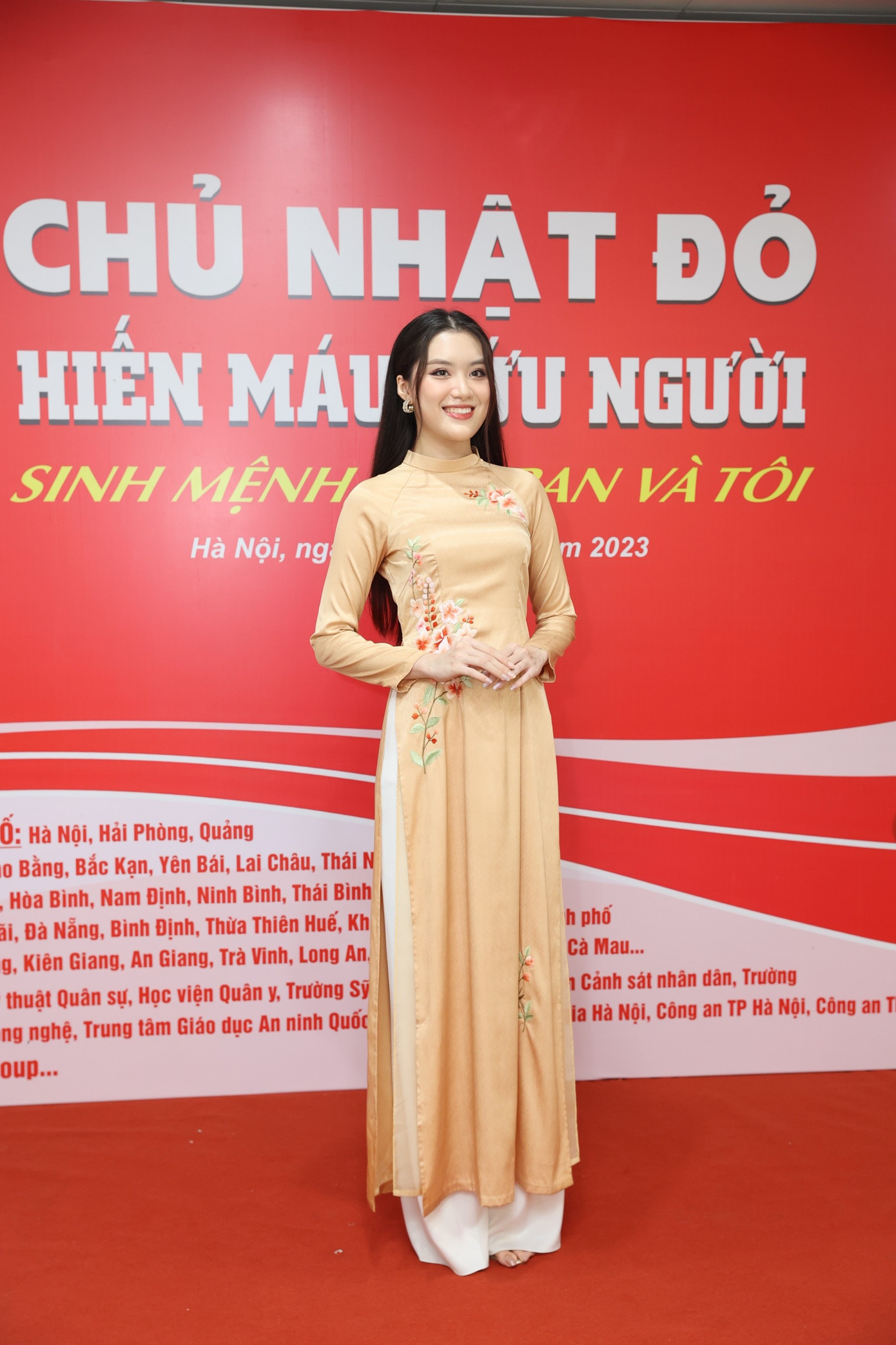 Người đẹp Ngọc Mai, Phan Phương Oanh chọn gam màu vàng duyên dáng. Cả hai tích cực tham gia những hoạt động xã hội, từ thiện của báo Tiền Phong.