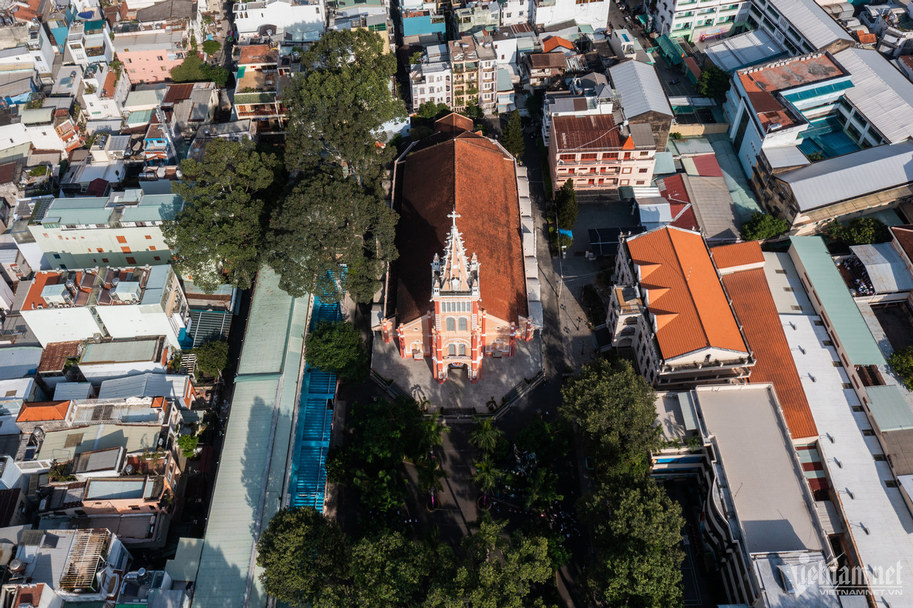 Nhà thờ Chợ Quán (đường Trần Bình Trọng, quận 5) khi mới xây dựng có kiến trúc đơn giản, chỉ gồm một nhà nguyện nhỏ và một bàn thờ bên trong. Đến năm 1720 các cha thừa sai đã xây nhà thờ mới lần thứ nhất. Giáo xứ được chính thức thành lập vào năm 1723, đến nay đã 300 năm tuổi.