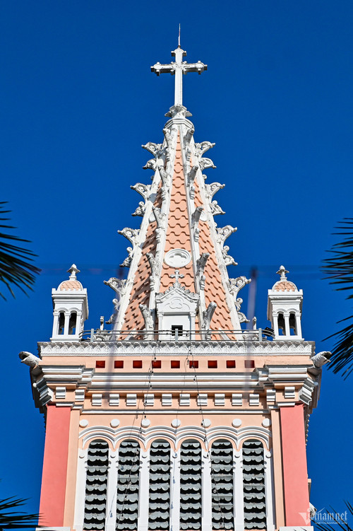 Tháp chuông đồ sộ của nhà thờ gồm có ba tầng: tầng kéo chuông, tầng để chuông và tầng mái trên cùng với tổng cổng năm quả chuông: hai quả chuông kéo trong ngày thường, hai quả chuông dùng cho các dịp lễ quan trọng và một quả chuông để báo tử. Trong dịp lễ đặc biệt tất cả năm quả chuông được kéo cùng lúc. Những quả chuông được đặt đúc từ Pháp và vận chuyển về Việt Nam bằng tàu thủy.