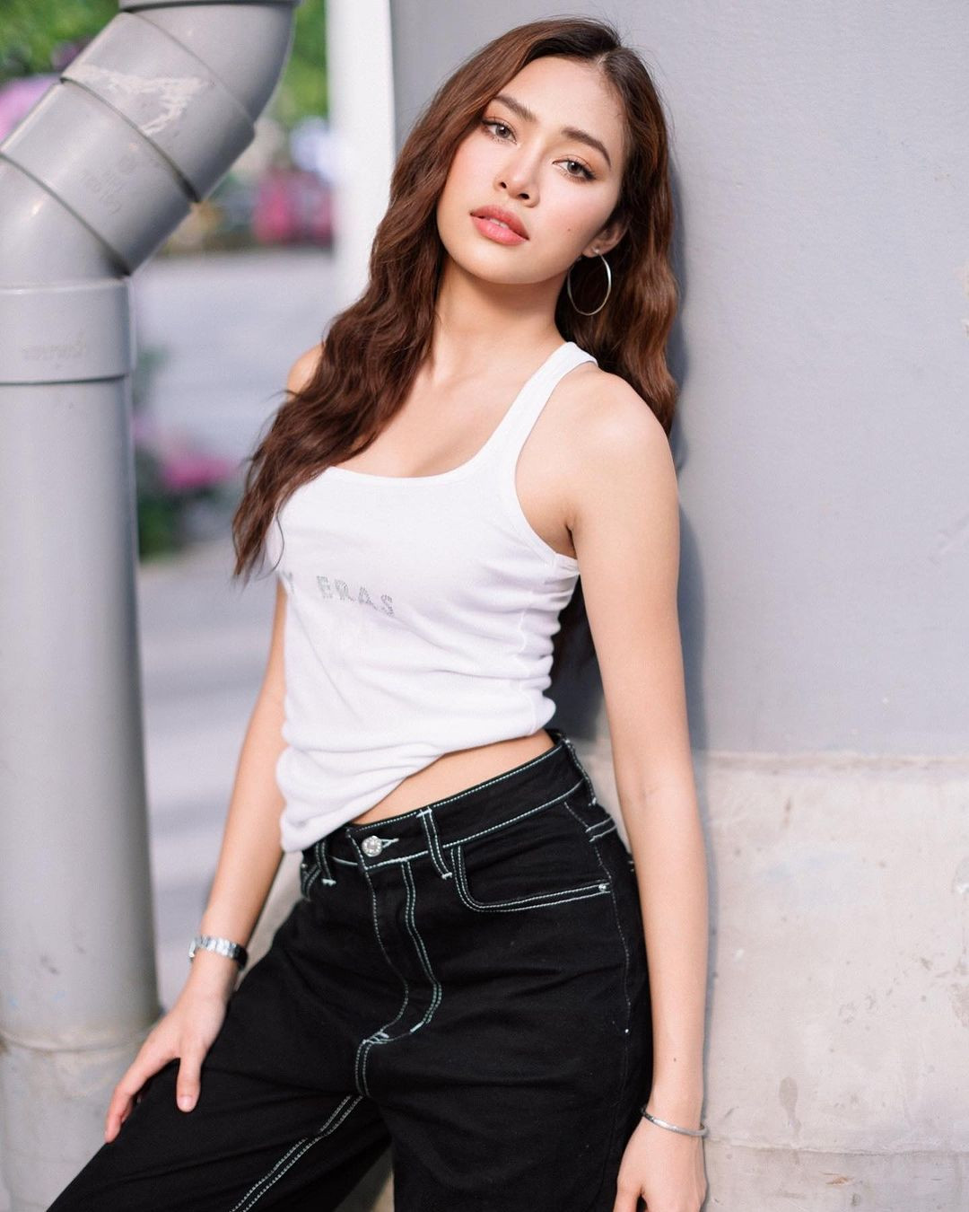 Kittiyapron Mint từng theo học chuyên ngành nghệ thuật biểu diễn tại Đại học Bangkok.