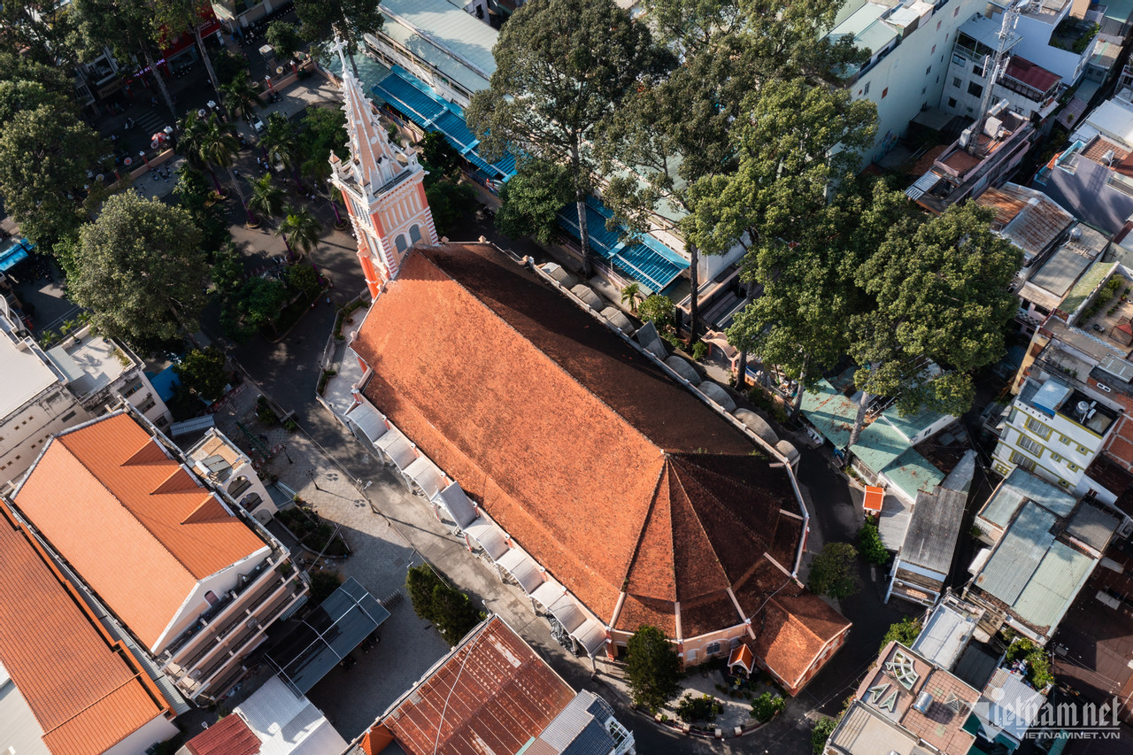 Nhà thờ chợ Quán mang kiến trúc Gothic, mái lợp ngói đỏ. Công trình này phải xây trong 14 năm mới xong cơ bản và tiếp tục được bổ sung sau này.