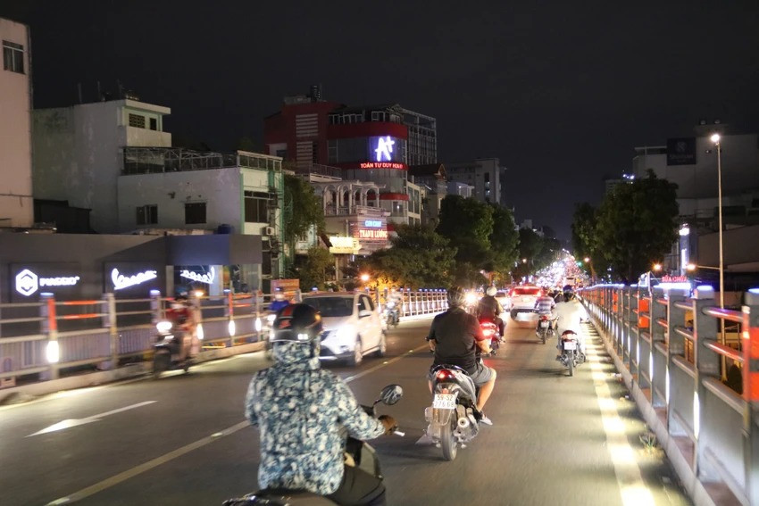 Cầu vượt thép Ba Tháng Hai - Nguyễn Tri Phương, quận 10 có mật độ phương tiện lưu thông khá lớn Cầu vượt thép Ba Tháng Hai - Nguyễn Tri Phương, quận 10 có mật độ phương tiện lưu thông khá lớn