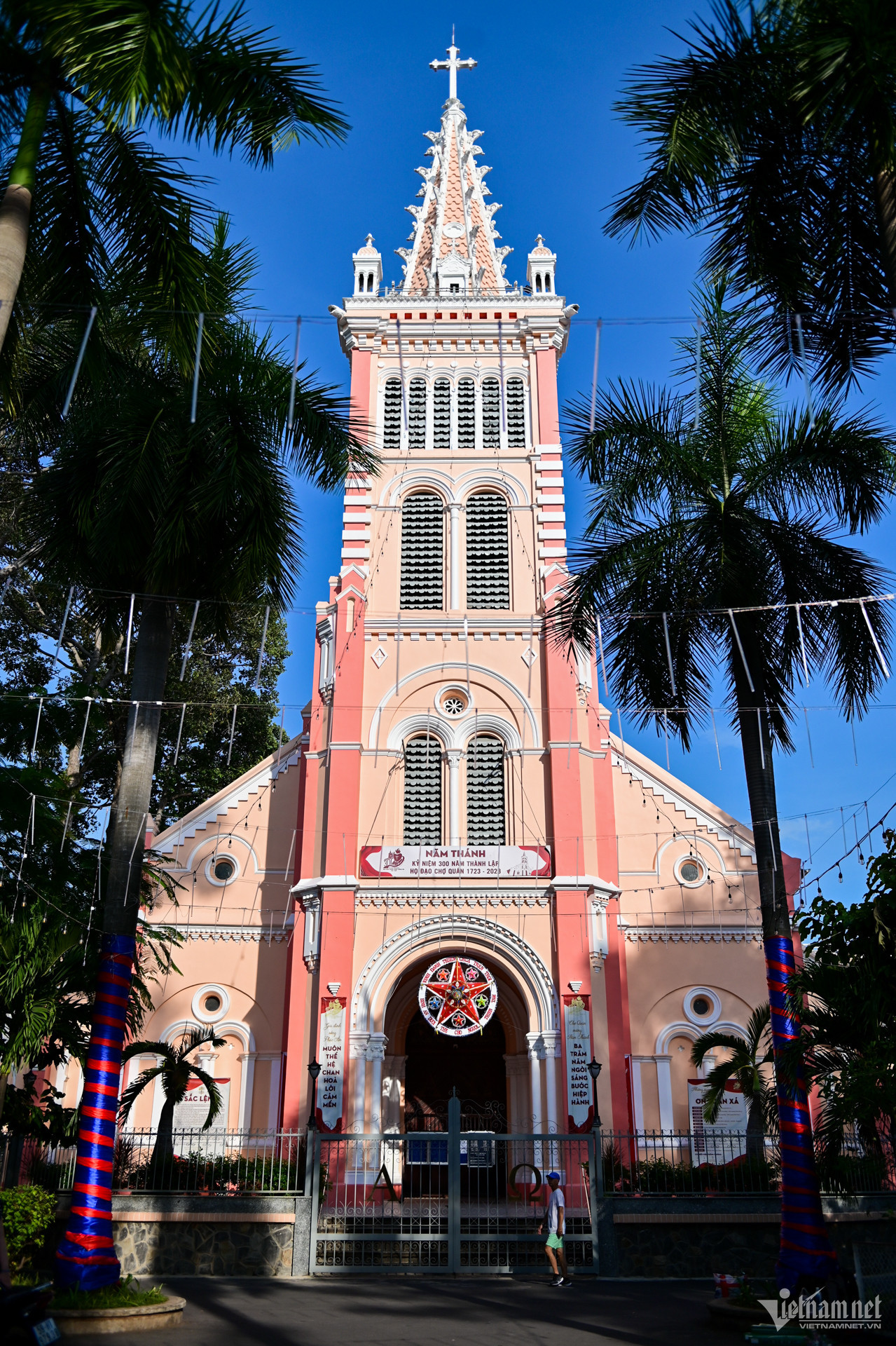 Mặt chính diện nhà thờ được thiết kế tinh xảo kiểu kiến trúc Gothic với các mái vòm nhọn kết nối liên tục. Phía trước cửa chính là khuôn viên rộng, trồng nhiều cây xanh.