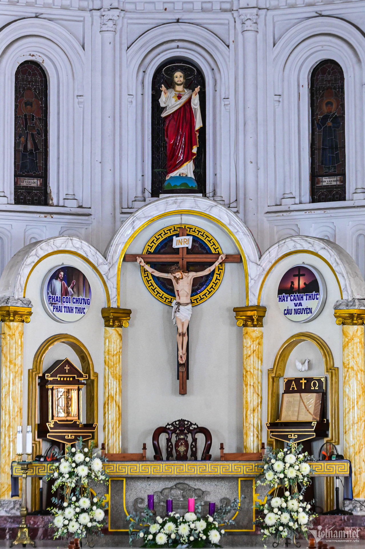 Cung thánh trang trí đơn giản nhưng trang nghiêm với bức tượng Chúa trên cây thánh giá.